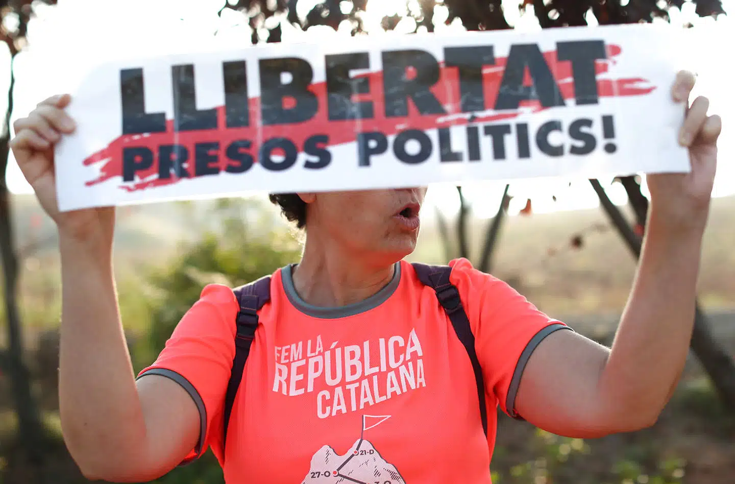 En kvinde demonstrerer her foran et fængsel i Catalonien, hvor en række tidlgere separatistledere sidder fængslet. På skiltet står der »befri politiske fanger«. - Foto: Jon Nazca/Reuters