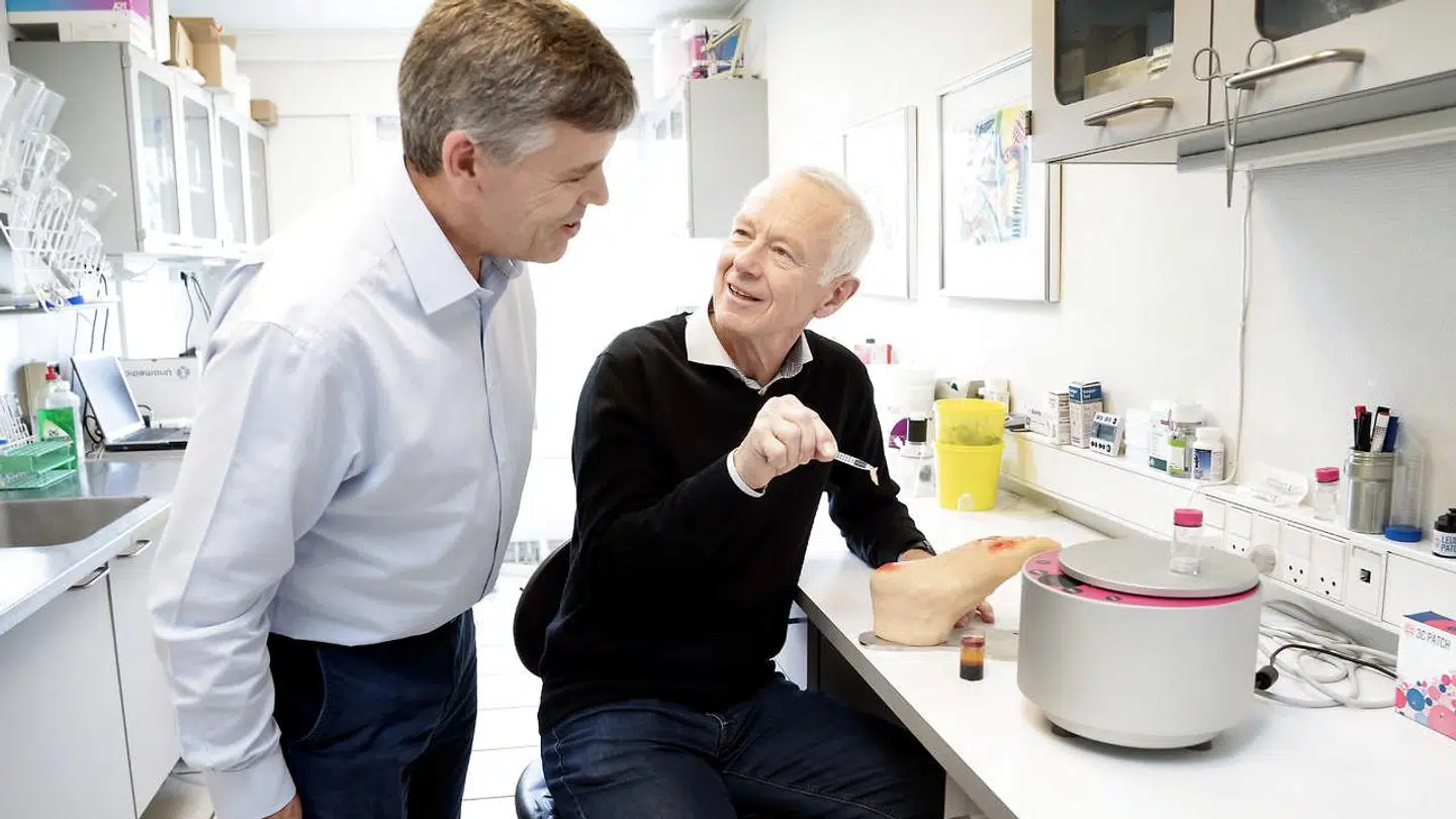 Graeme Brookes og Niels Erik Holm fra selskabet Reapplix, der har udviklet en metode, der skal hjælpe de diabetikere, som får så alvorlige fodsår, at det i værste fald kan ende med benamputationer.