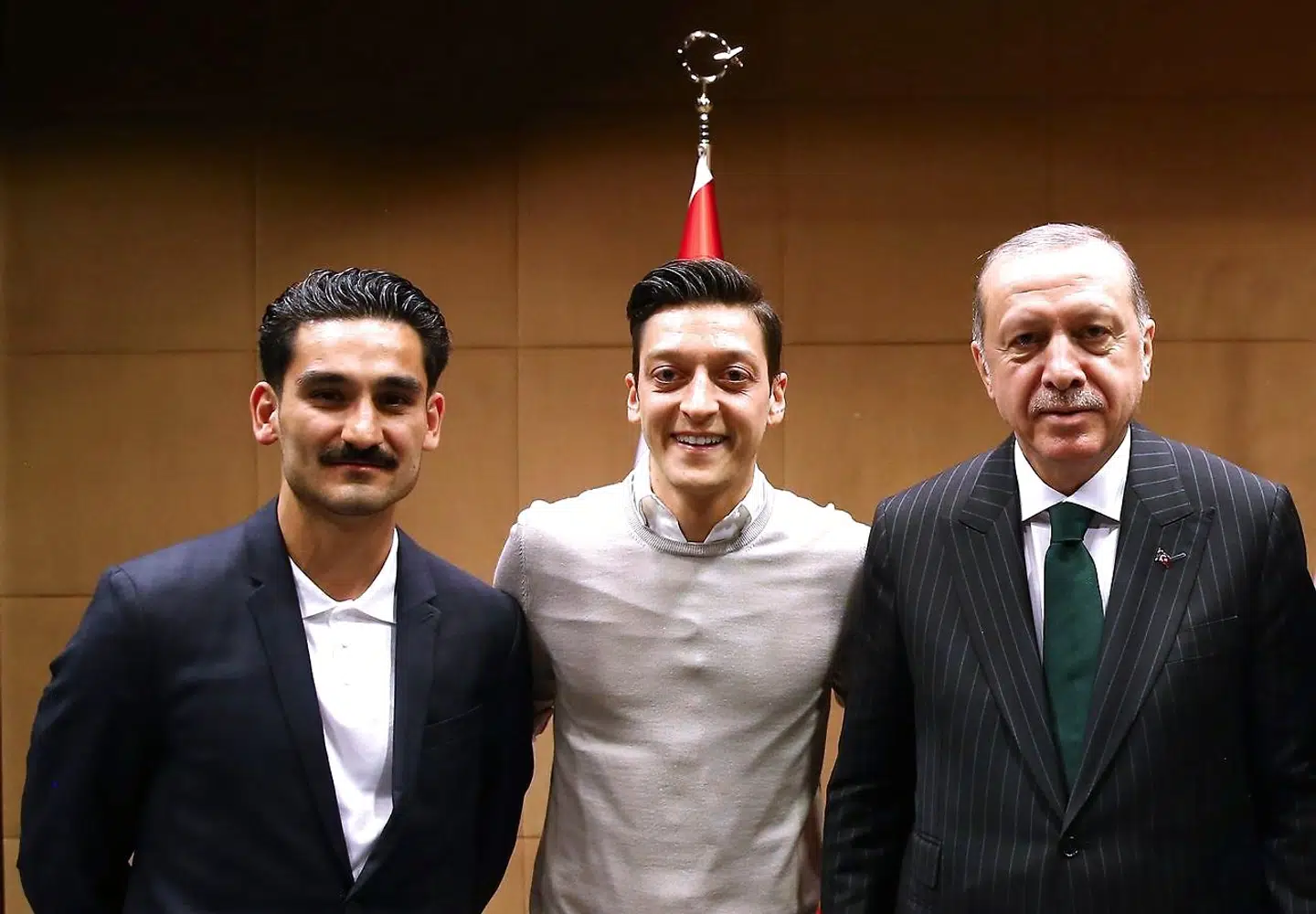 Op til VM i Rusland lod de to tyske landsholdsspillere Ilkay Gündogan (yderst til venstre) og Mesut Özil sig fotografere med Tyrkiets præsident, Erdogan. Billedet udløste voldsom debat i Tyskland og endte med, at Özil trak sig fra det tyske landshold på grund af racisme.