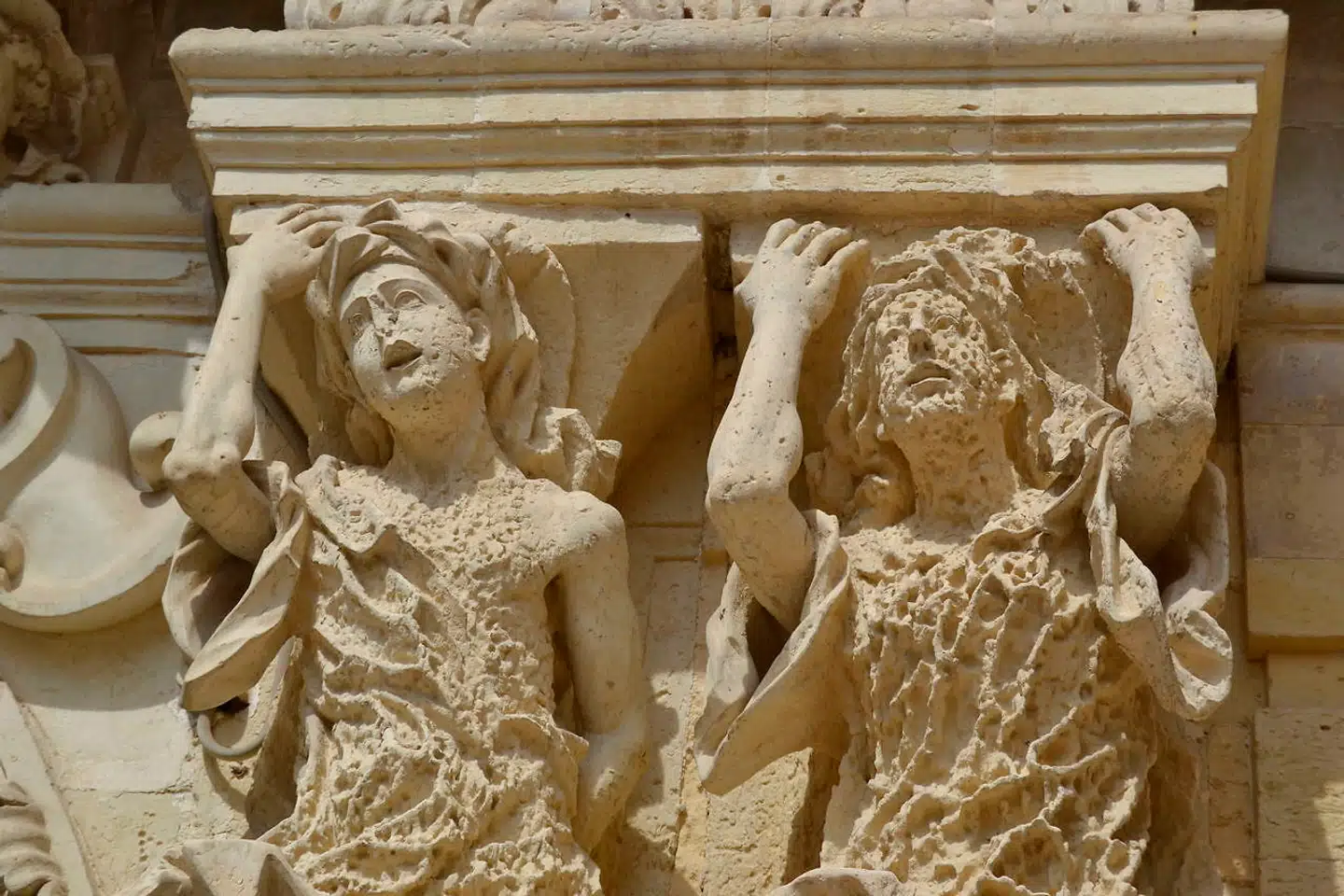 Der er melodramatiske detaljer på snart sagt hvert gadehjørne i »Barokkens Firenze,« her på Via Giuseppe Palmieri.