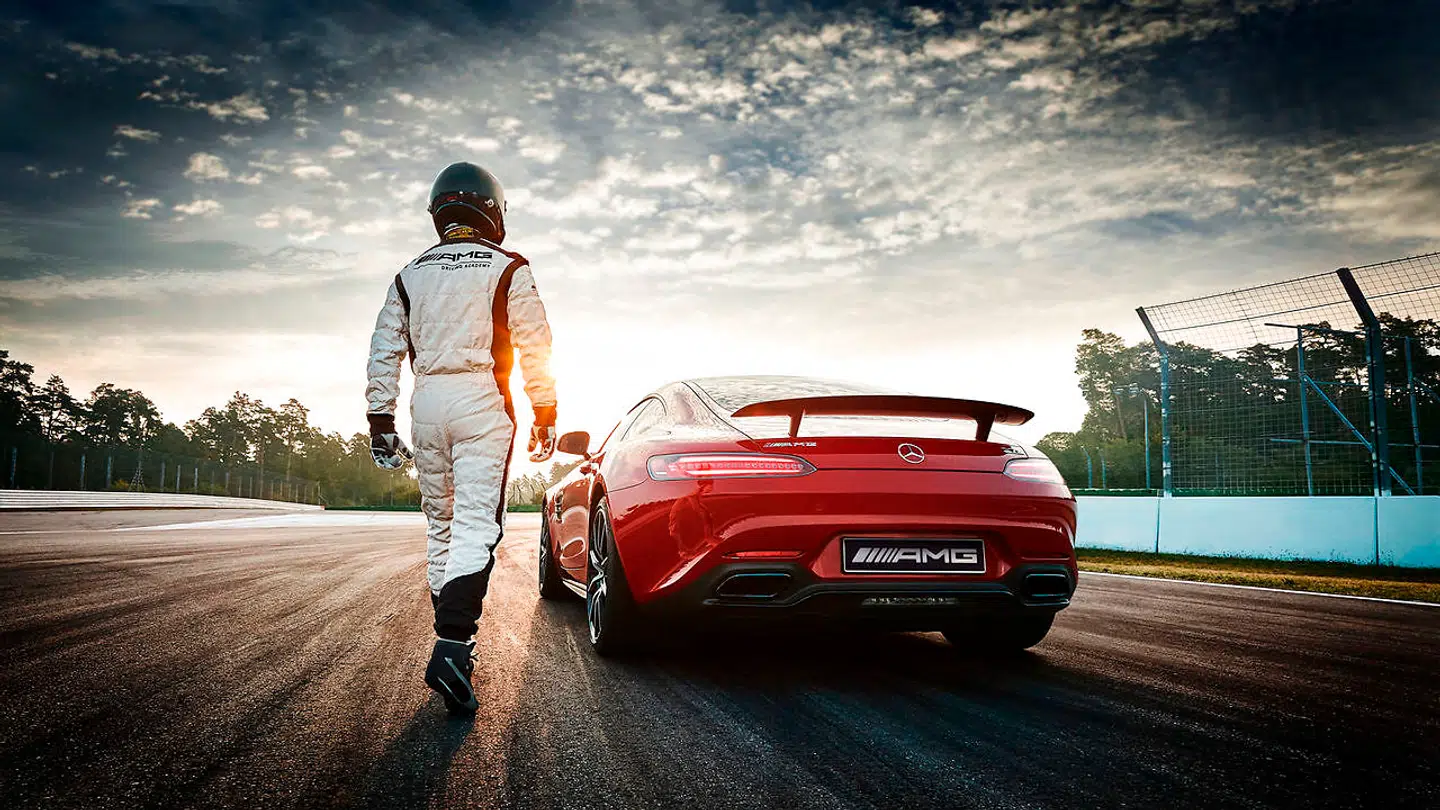 Mercedes tilbyder ligesom Porsche, BMW, Audi og en række andre mærker, at man kan kommer på en lukket bane og kører de mest potente modeller på grænsen af både bilernes og førernes formåen.