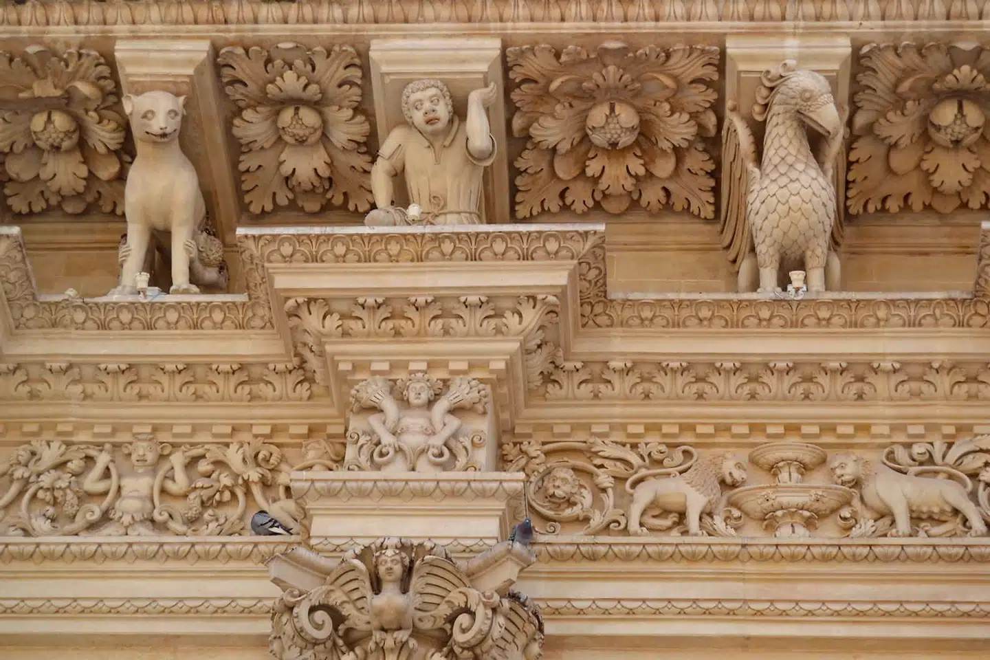 Der er ikke marmor på Italiens hæl. Derfor brugte man kalksten til at forme facadepynten og opnåede dermed en imponerende detaljegrad som her på Palazzo del Celestini.