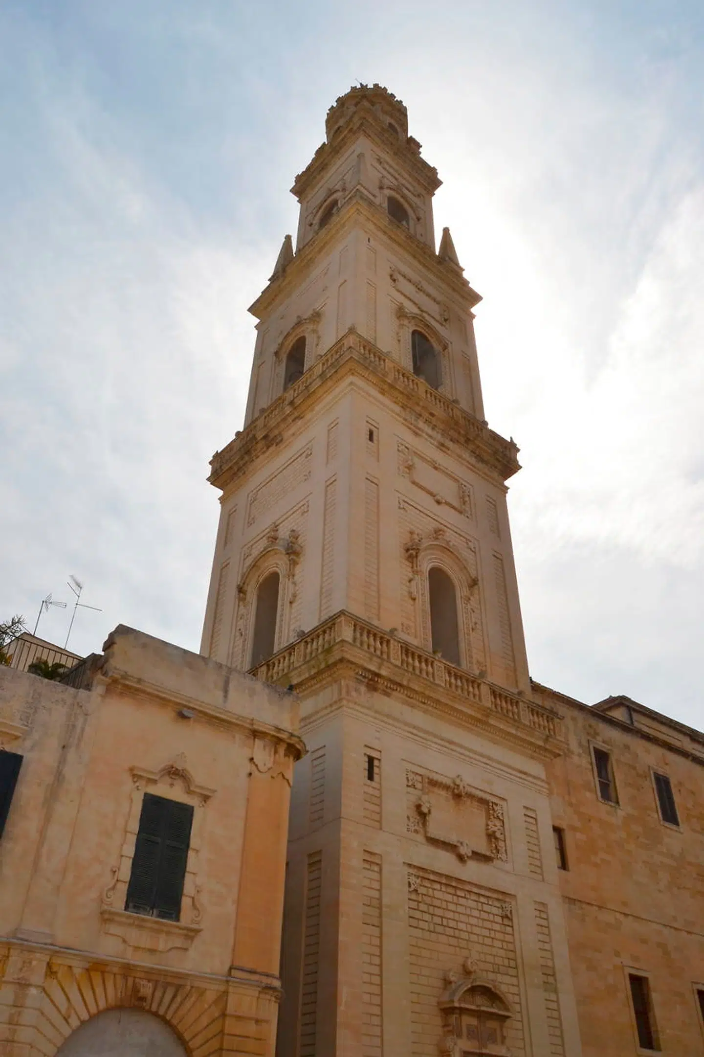 Domkirkens tårn er blandt Italiens højeste og rager ustandseligt op, når man bevæger sig gennem byen.