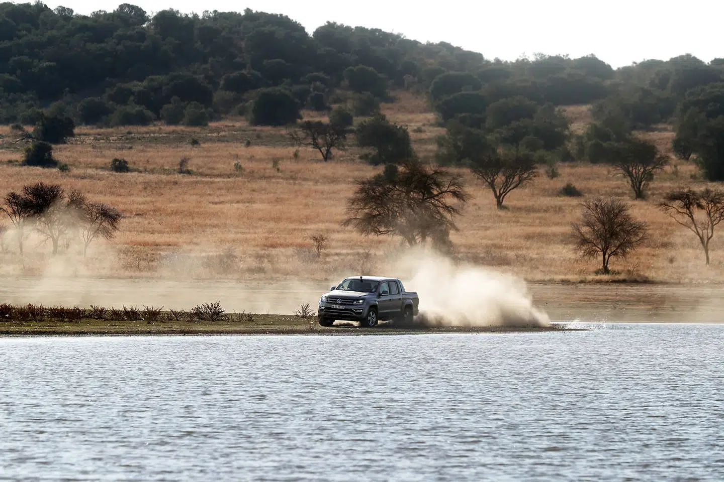 Hastighederne kommer helt op omkring 150 km/t, når de standardudstyrede Volkswagen Amarok tæves gennem den afrikanske bush på hastighedsprøverne.