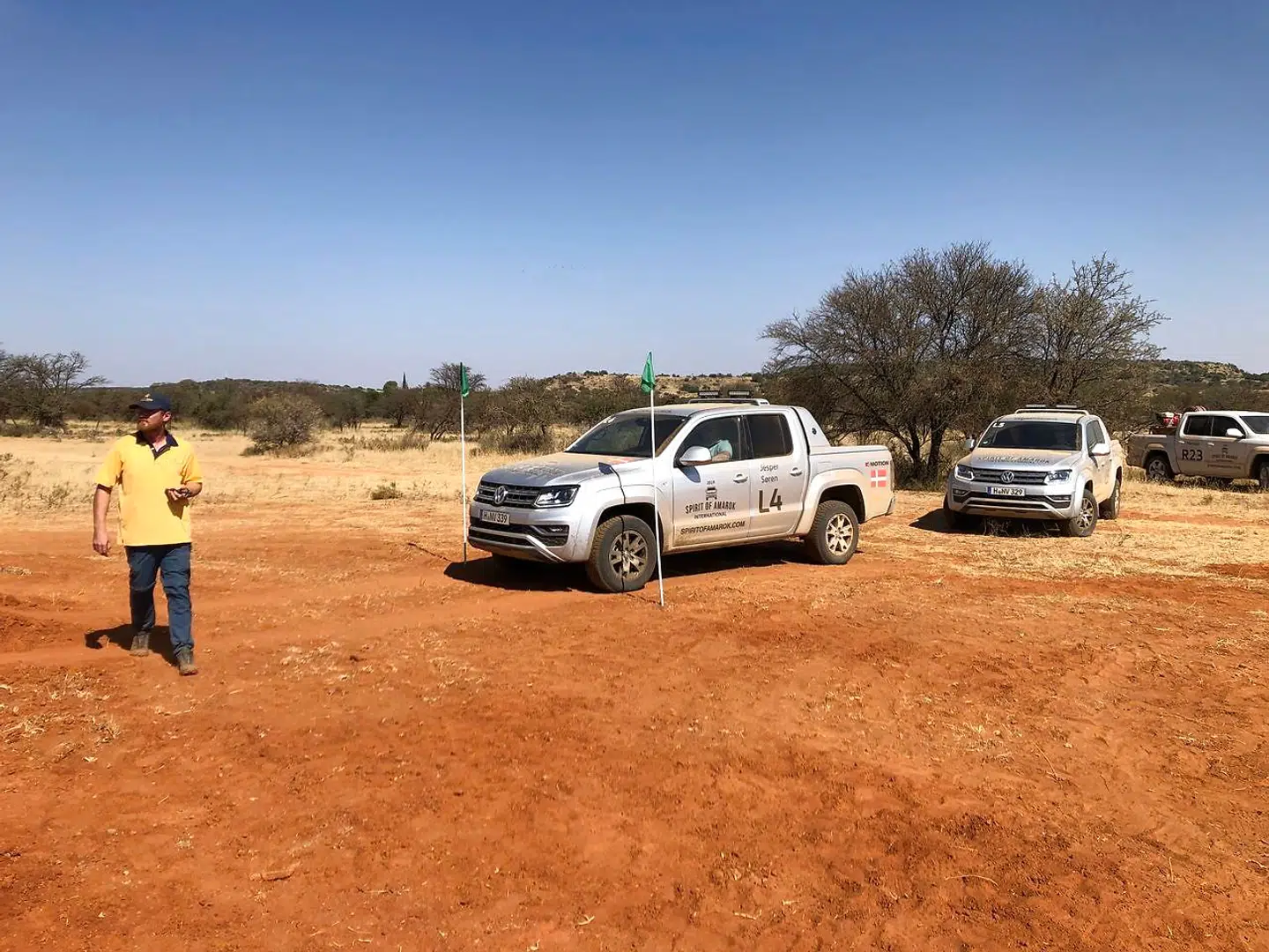 Starteren sikrer sig, at alt er klart, inden Team Markussen sendes ud på den sidste prøve.