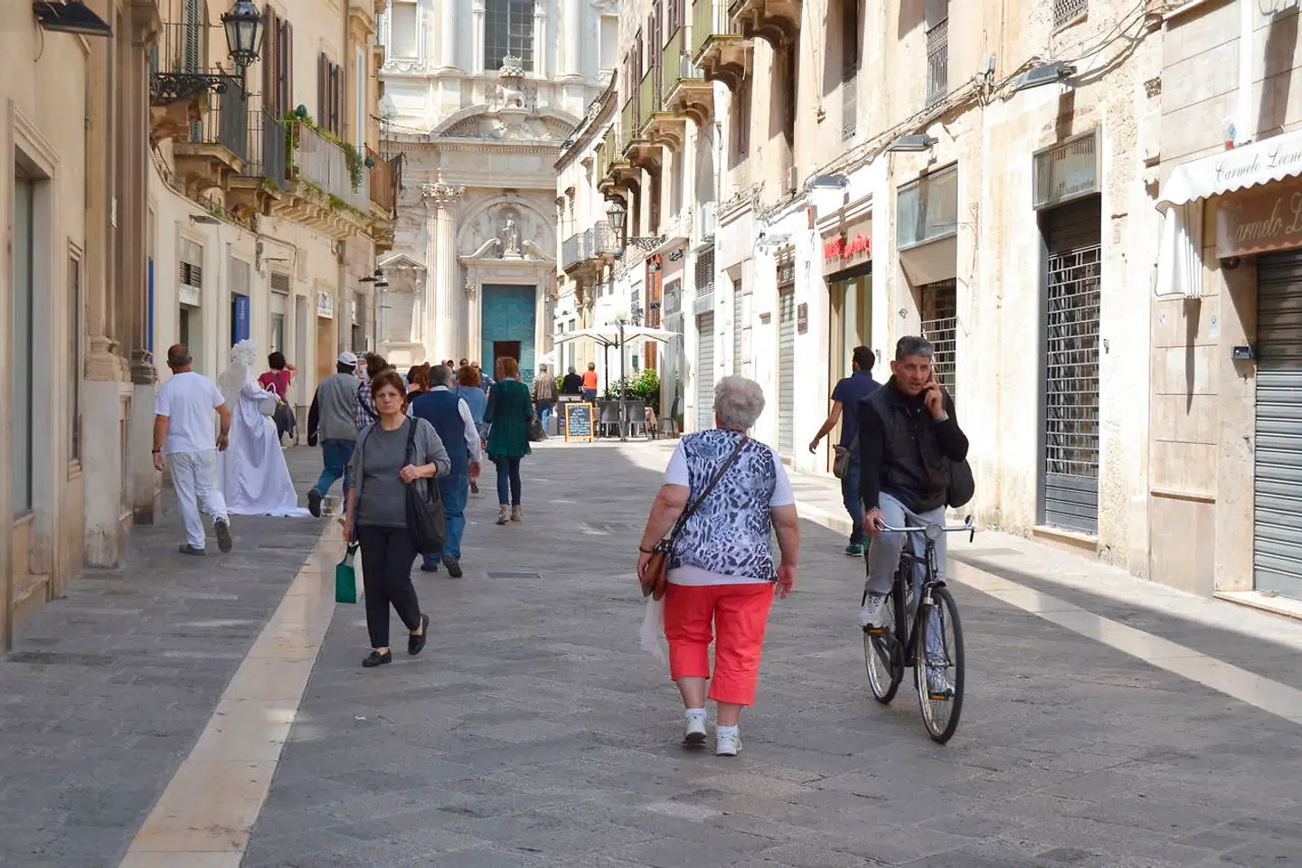 Lecce er ikke kun en museumsby. Gadelivet er folkeligt og farverigt – og mange lokale foretrækker at cykle gennem det flade byrum.