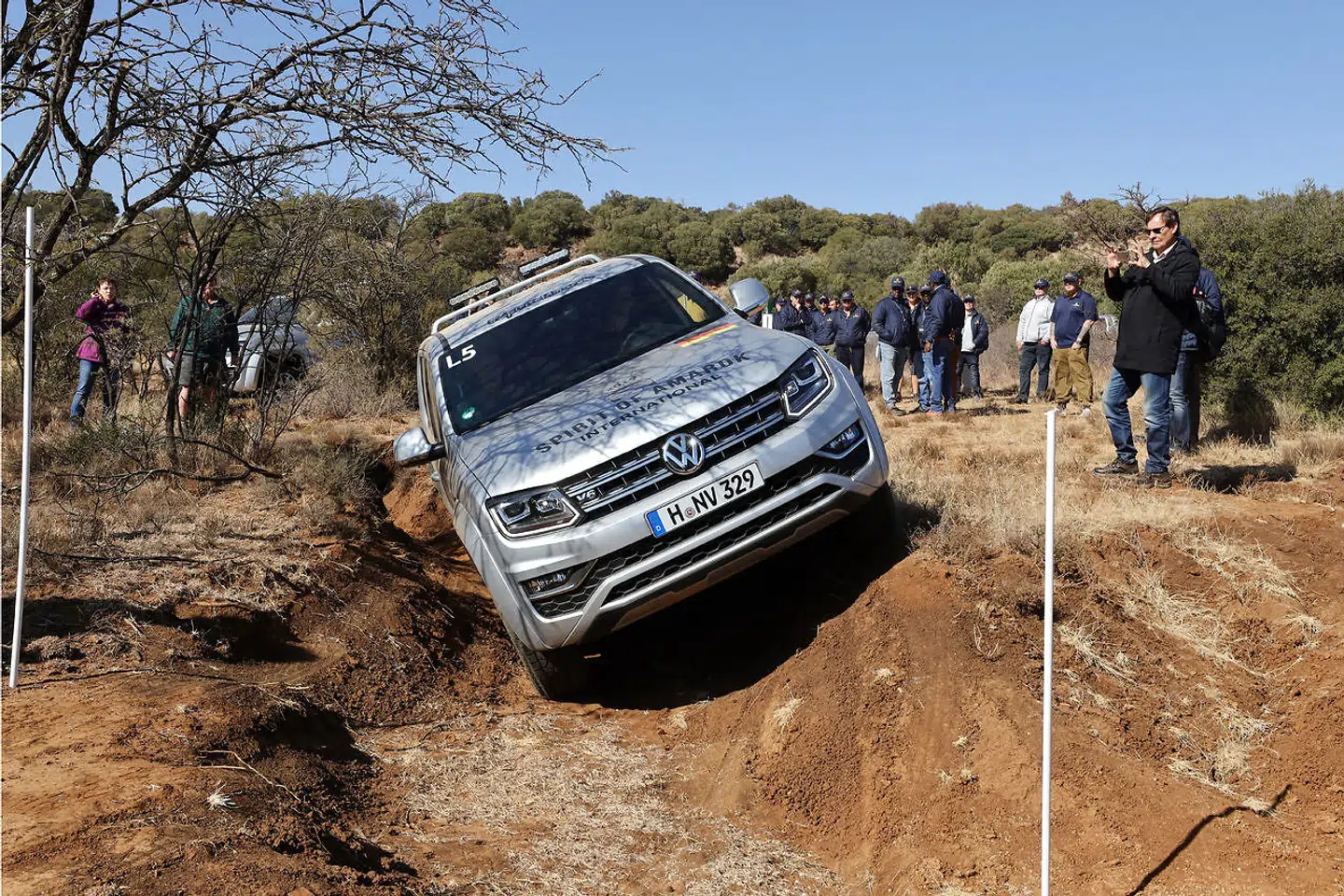 De tekniske prøver kræver stor præcision, når bilerne dribles gennem forhindringerne – uden at deltagerne må ramme de hvide pinde.