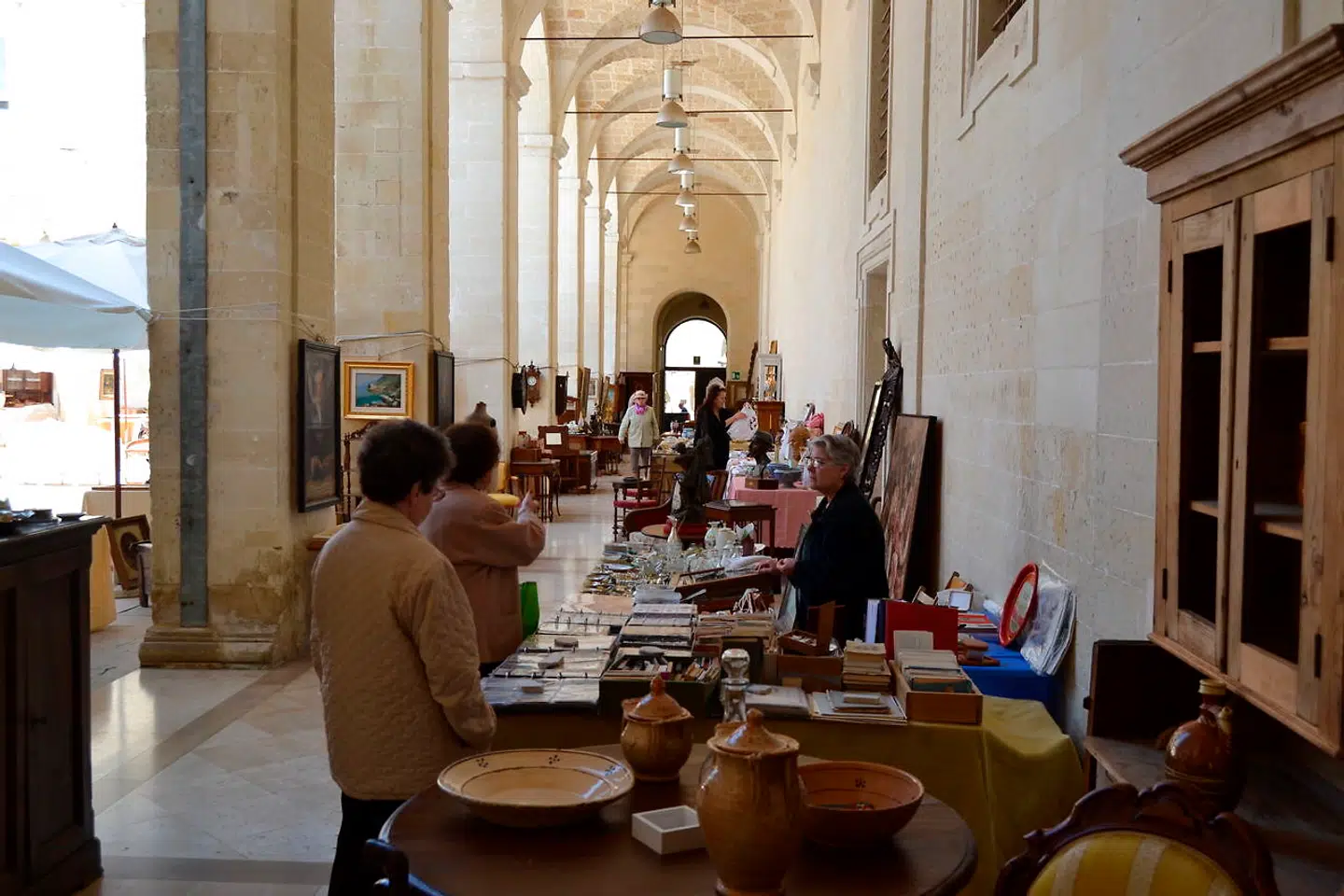 Det daglige antikmarked er et tilløbsstykke. Udbuddet af mahognimøbler og lysekroner står godt til de barokke omgivelser.