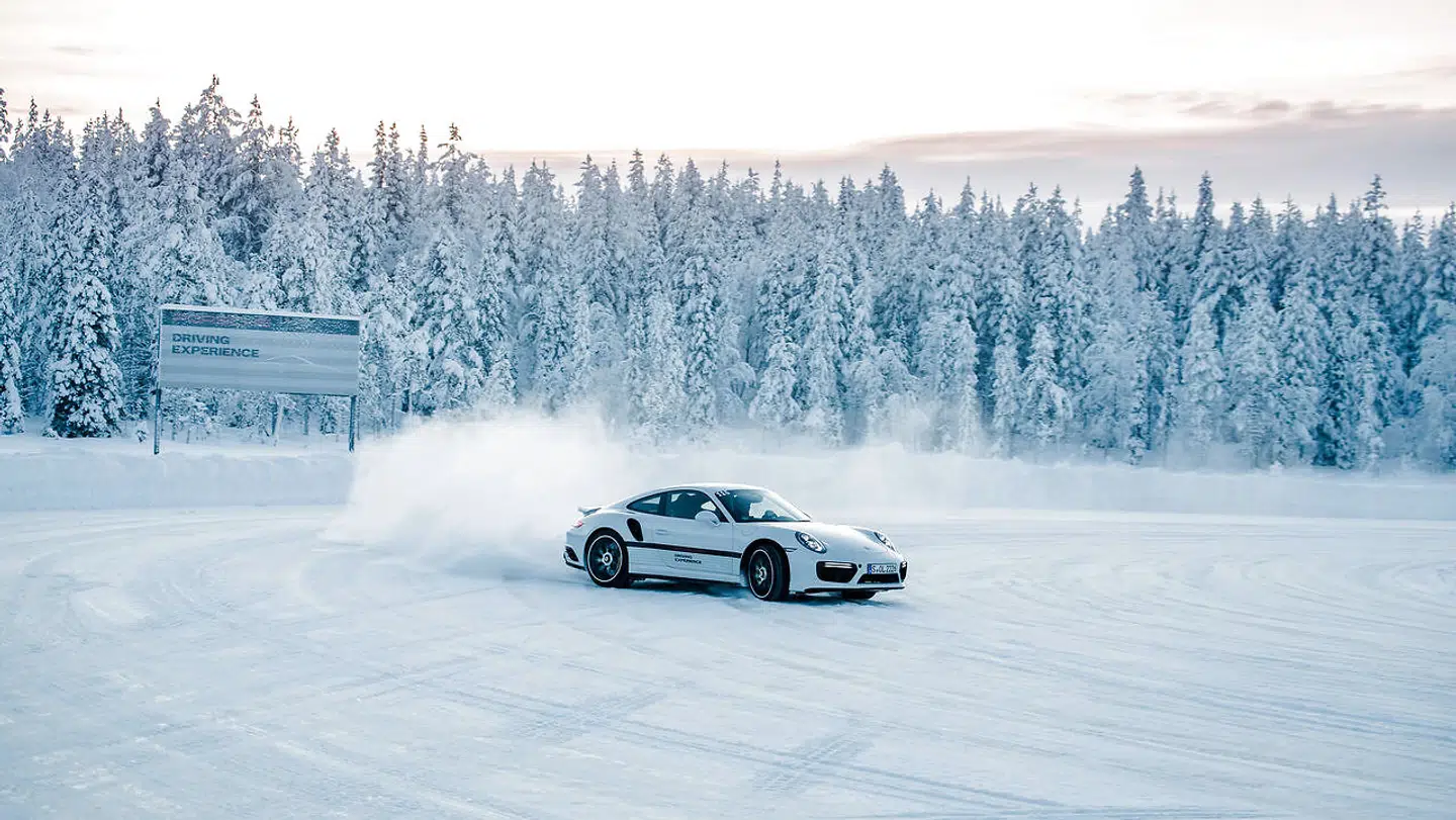 Med Porsche kan du komme til Nordsverige på en »Porsche Driving Experience« og lære at køre sidelæns i slowmotion på en frossen sø.