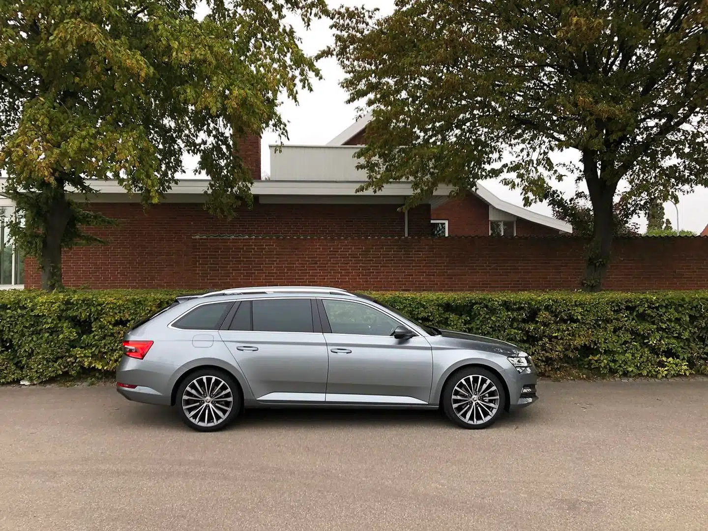 Skoda Superb er gigantisk – alligevel passer proportionerne elegant. Den er konservativ og stilren, og linjerne er blevet en anelse strammere efter faceliftet.