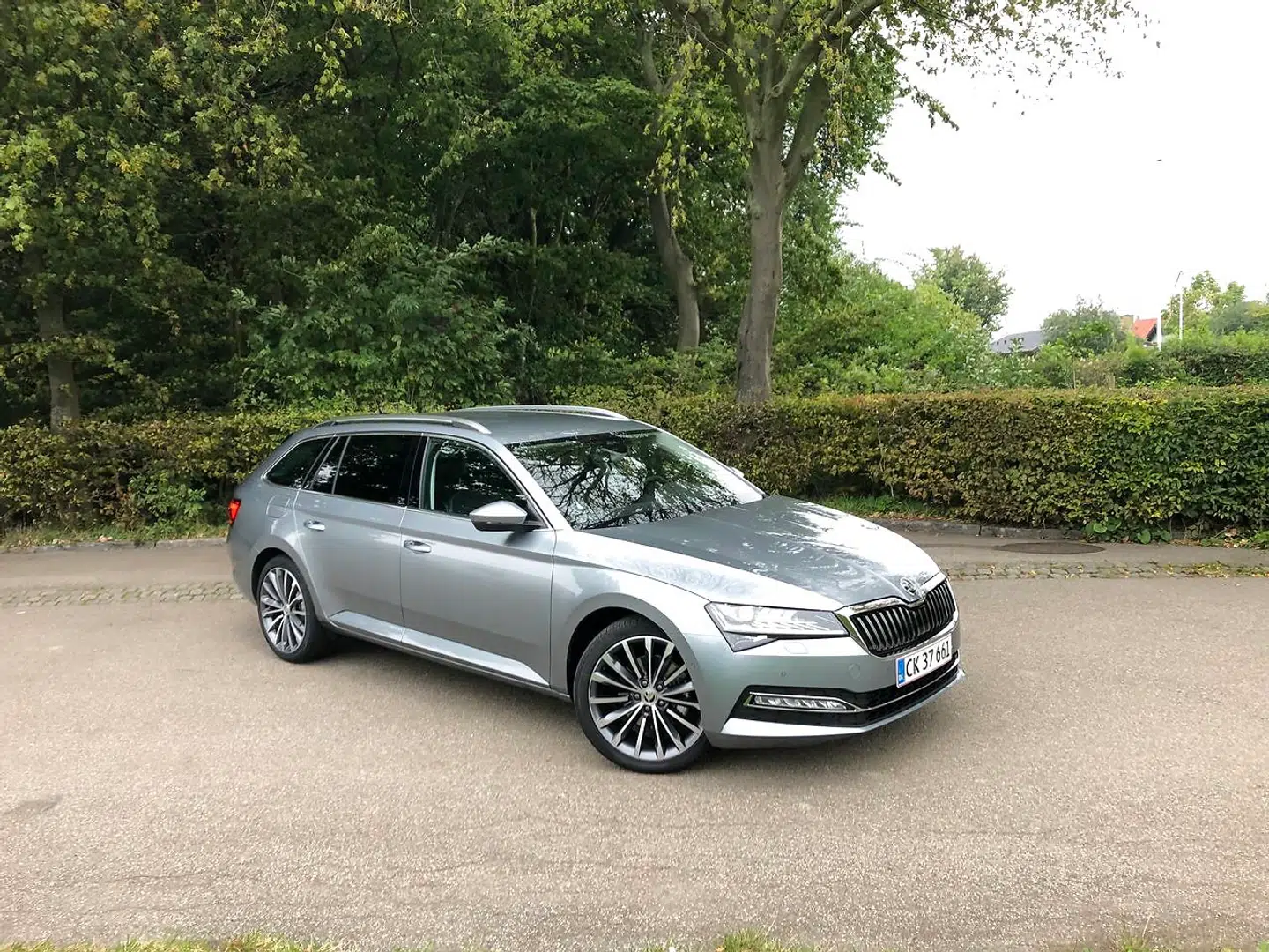 Skoda Superb har kun en oplagt svaghed, og det er, at den køredynamisk opleves lige så uinspirerende som en monoton oplæsning af Kraks vejviser for Rødovre og omegn.
