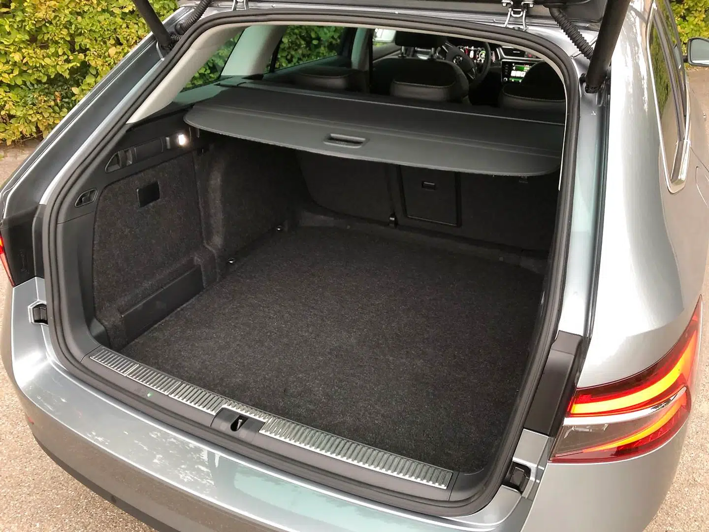 Bagagerummet er gigantisk og har en række små smarte kroge og velcrovinkler, så tingene ikke behøver vælte rundt, når du kun har en enkelt kuffert eller et par indkøbsposer.