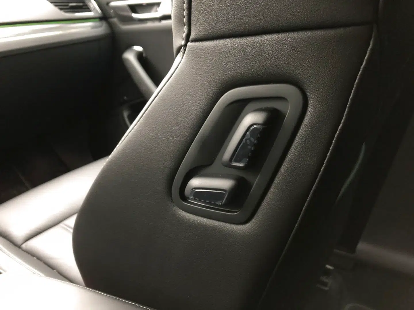 Superb har et hav af smarte detaljer – som her, hvor passagersædet kan indstilles fra et par kontakter, som chaufføren rent faktisk kan nå fra førersædet.