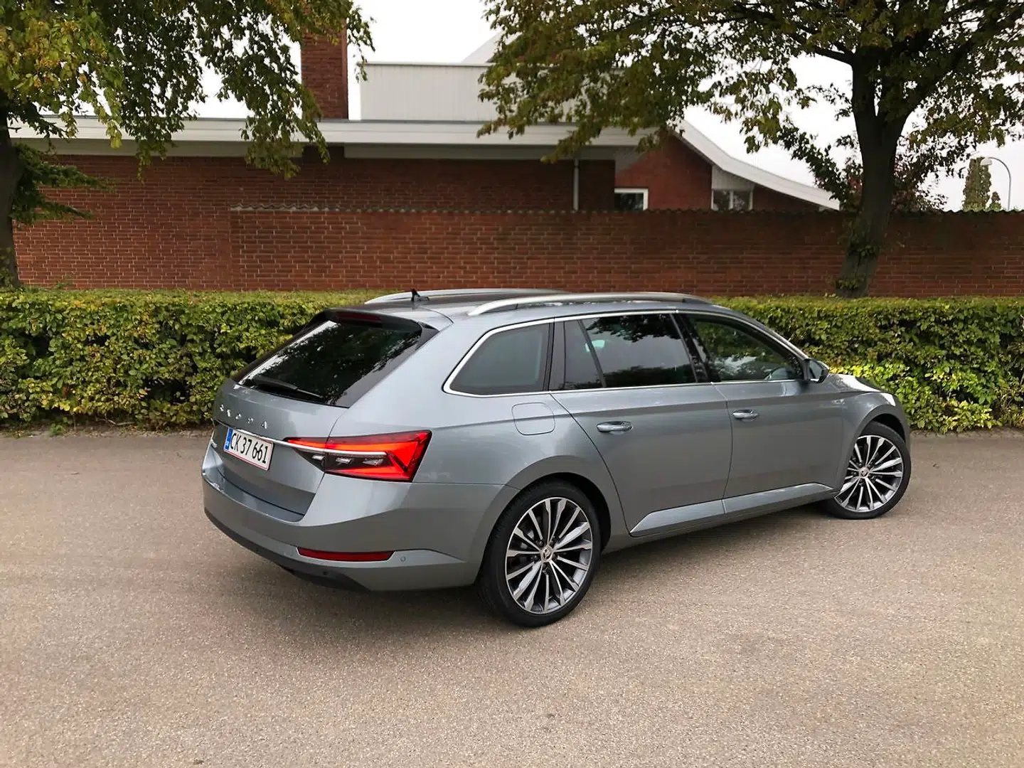 Skoda Superb er markant større end en Volkswagen Passat og matcher i virkeligheden en Audi A6 på bagsædeplads og bagageplads.