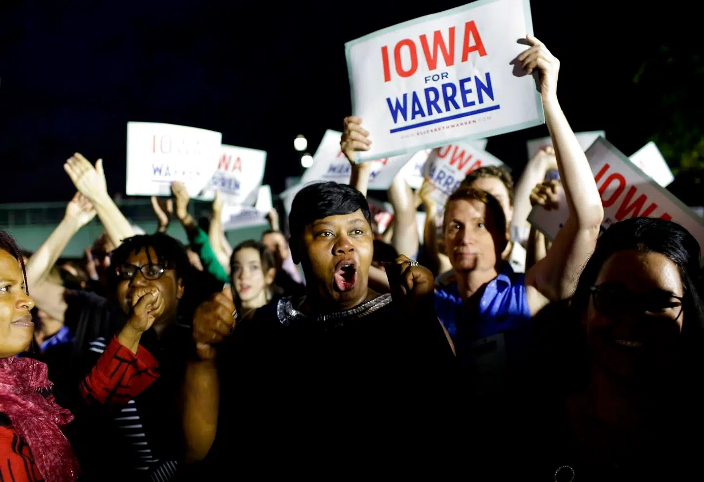 Elizabeth Warren har med 12 kampagnebesøg i Iowa i år fået en rigtig godt afsæt for en sejr i delstaten, som er den første til at afholde primærvalg 3. februar. En nylig måling gav hende for første gang føringen i Iowa over tidligere vicepræsident Joe Biden. En væsentlig gurnd er, at støtten til Warren også er begyndt at vokse blandt de vigtige afroamerikanske vælgere, som Warren ellers hidtil har haft svært ved at tiltrække.