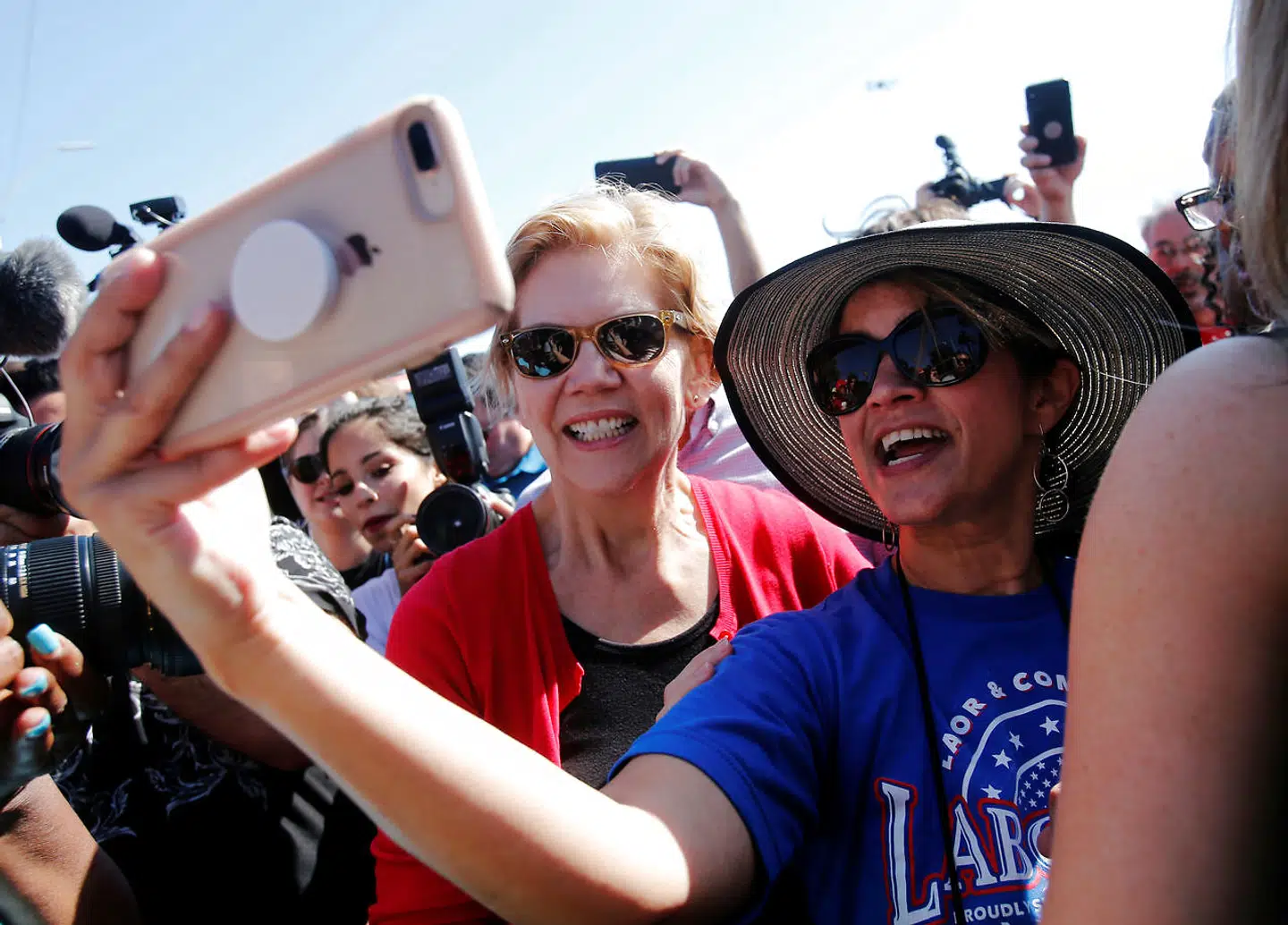 At få taget selfies med Elizabeth Warren er blevet et kendetegn for hendes kampagne. For nylig stillede 4.000 sig i kø ved et arrangemenet i New York, og senatoren blve i ekstra fire timer for, at alle kune få et foto sammen med hende.