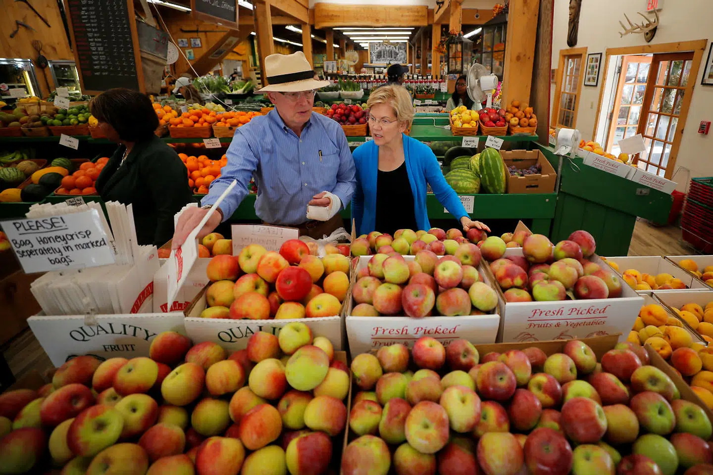 Elizabeth Warren sammen med sit ægtemand gennem 39 år, Bruce, på indkøb i gårdbutikken Lull Farm før et valgstævne i New Hampshire for to uger siden.