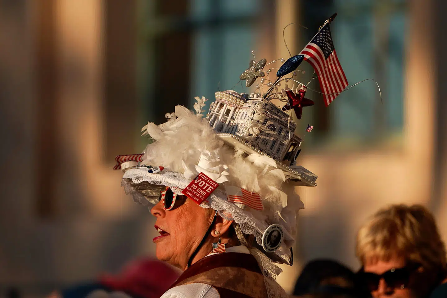 Debbie Boyd, en fan af Elizabeth Warren, bærer en hat med Det Hvide Hus udner et rally.
