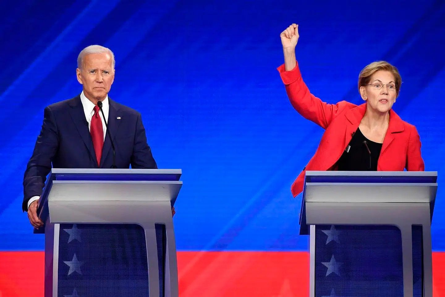 Joe Biden var længe klar favorit til at blive Demokraternes præsidentkandidat. Men nu er der i målingerne dømt dødt løb mellem den tidligere vicepræsident og senator Elizabeth Warren. Her under den seneste TV-debat mellem håbefulde demokratiske præsidentkandidater for en måned siden.