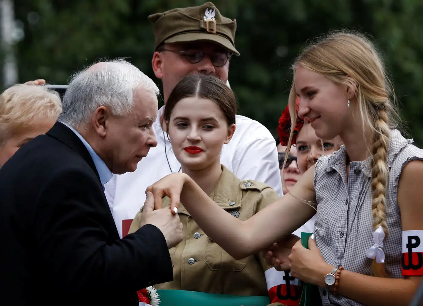 Jaroslaw Kaczynski er formand for Lov- og Retfærdighedspartiet i Polen. Der spekuleres i, om han efter en ny mulig valgsejr på søndag igen selv vil påtage sig rollen som sit lands premierminister. Siden sin tvillingebroders død i et flystyrt i 2010, har Jaroslaw Kaczynski formelt spillet en mere tilbagetrukken rolle, selvom han generelt betegnes som Polens stærke mand. Jaroslaw Kaczynski var premierminister 2006-07; Lech Kaczynski var Polens præsident fra 2005-10. Begge var Lech Walesas allierede i 1989, men brød med ham efter omvæltningerne.