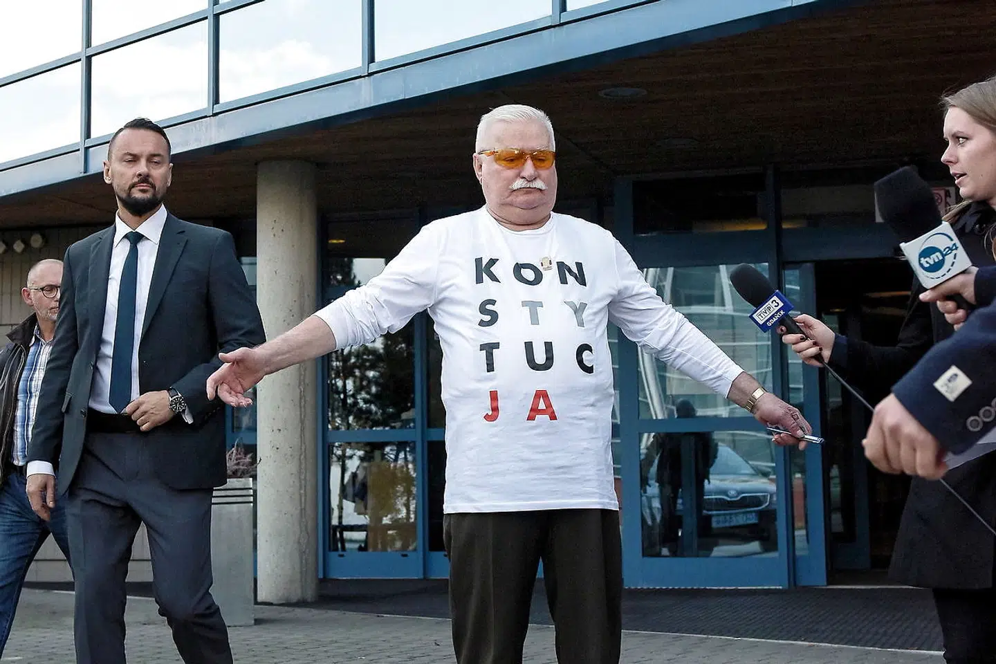 Sammen med to af Polens andre præsidenter efter 1989 har Lech Walesa op til søndagens valg i Polen skrevet en appel til vælgerne. Ligesom i 1989 skal de holde sammen. Lech Walesa er stærkt kritisk over for, at PiS-regeringen ikke respekterer magtens tredeling, og derfor er han altid iført en trøje, som der står »forfatning« på. Da han i september gæstede København, slog han fast, at han havde »sagt til sine børn, at de skal begrave mig i den, hvis der fortsat er problemer med det polske demokrati, når jeg dør«.