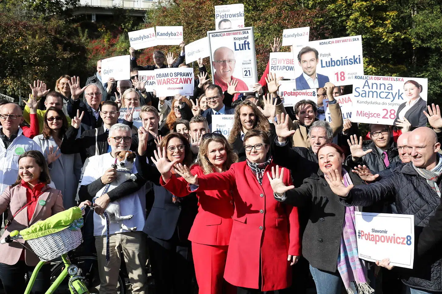 Det virker ikke, som om det er lykkedes Borgerplatformens nye spidskandidat Malgorzata Kidawa-Blonska (i midten til venstre), for alvor at få tag i vælgerne. I starten af valgkampen talte man om en »Kidawa-effekt«, men den er forsvundet. Den nye spidskandidat er tidligere filminstruktør og talsmand for Donald Tusk-regeringen. I dag er hun næstformand i det polske parlament.