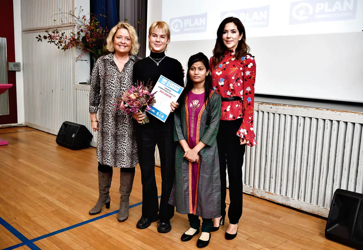 Kronprinsesse Mary deltager i FN's Internationale Pigedag på Gasværksvejens Skole i København, fredag den 11. oktober 2019. Her ses hun sammen med Stine Bosse, formand for PlanBørnefonden, Anja Leighton, vinder af Pige Prisen 2019 og Farzana fra slummen i Dhaka. PlanBørnefonden markerer FN's Internationale Pigedag, der har til formål at øge bevidstheden om de problemstillinger, som piger verden over oplever på grund af deres køn.