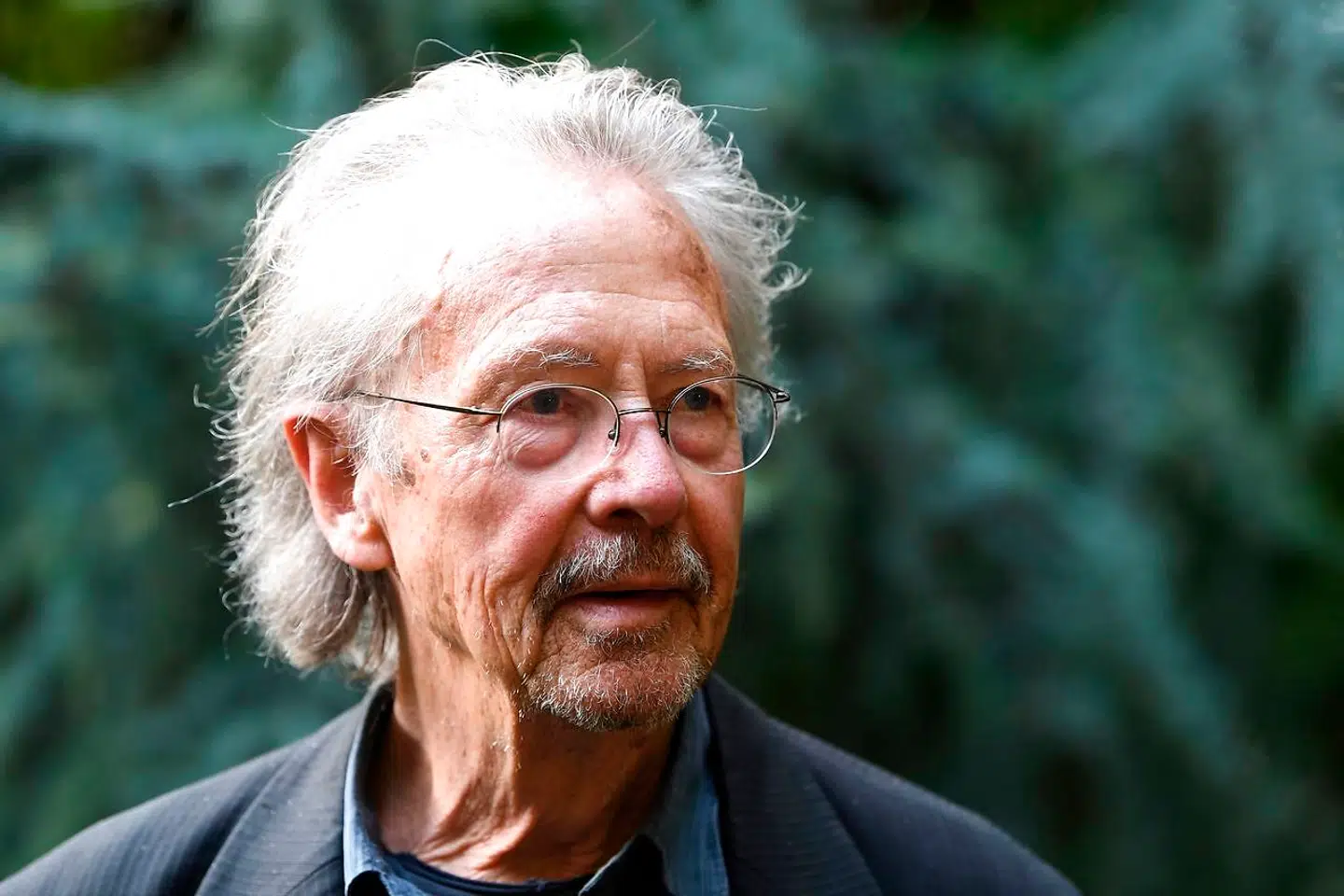 Peter Handke foran sit hus ved Paris kort efter offentliggørelsen af nobelkomiteens valg. Den østrigske forfatter og dramatiker har i øvrigt selv langet ud efter alle former for prisuddelinger til forfattere.