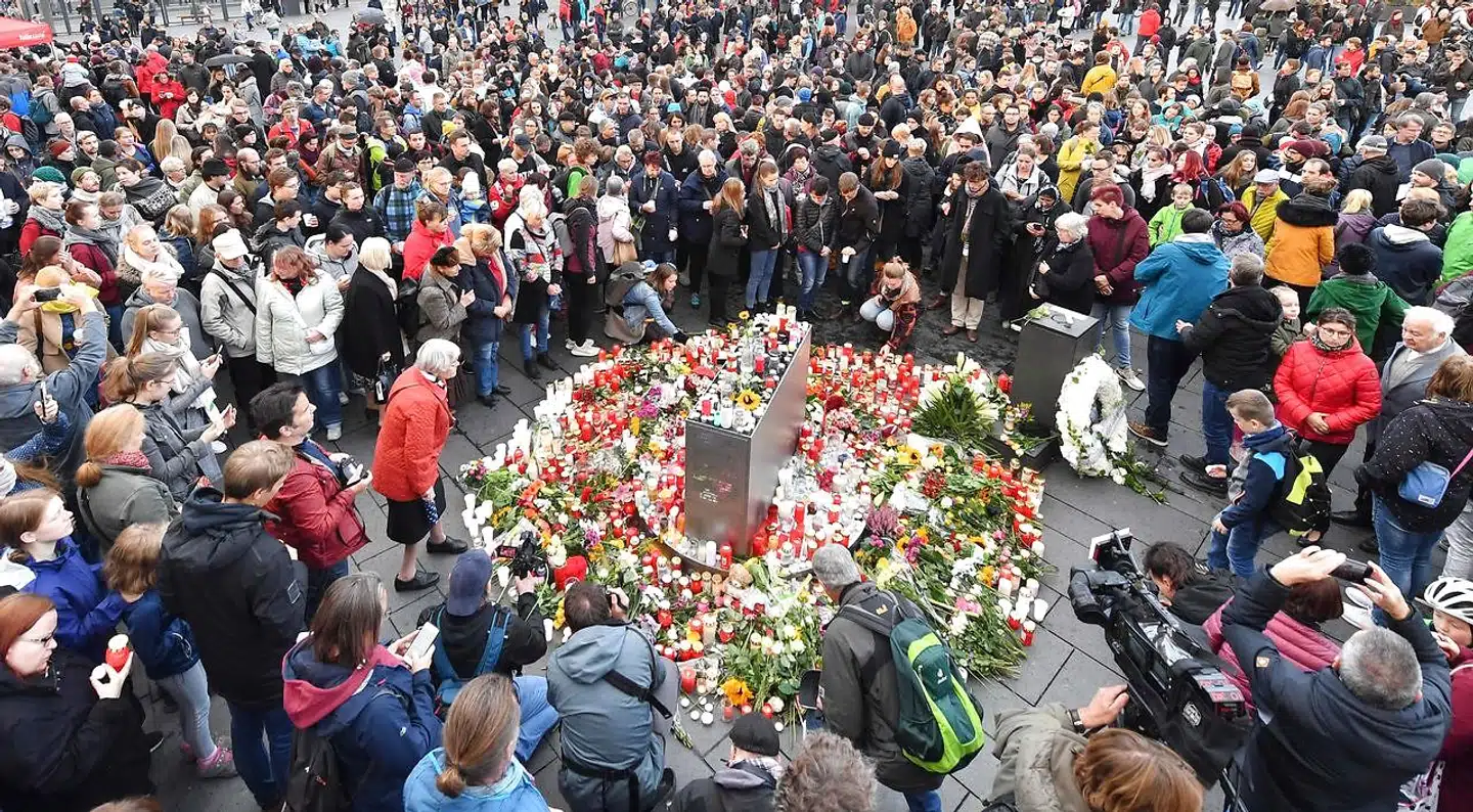 Attentatet i Halle har udløst stor forfærdelse og medfølelse i den tyske befolkning. Mange har lagt blomster ved synagogen og her ved markedspladsen i den østtyske by.