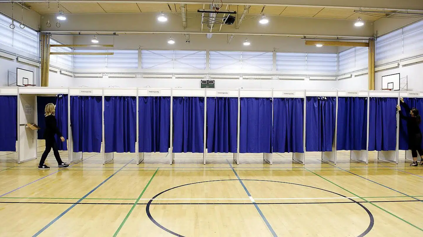 »Hvis et parti går frem med ét procentpoint fra én meningsmåling til den næste, vil sandsynligheden for, at denne meningsmåling bliver formidlet være større, sammenlignet med, hvis et parti blot går frem med 0,5 procentpoint,« skriver Erik Gahner Larsen og Zoltán Fazekas.