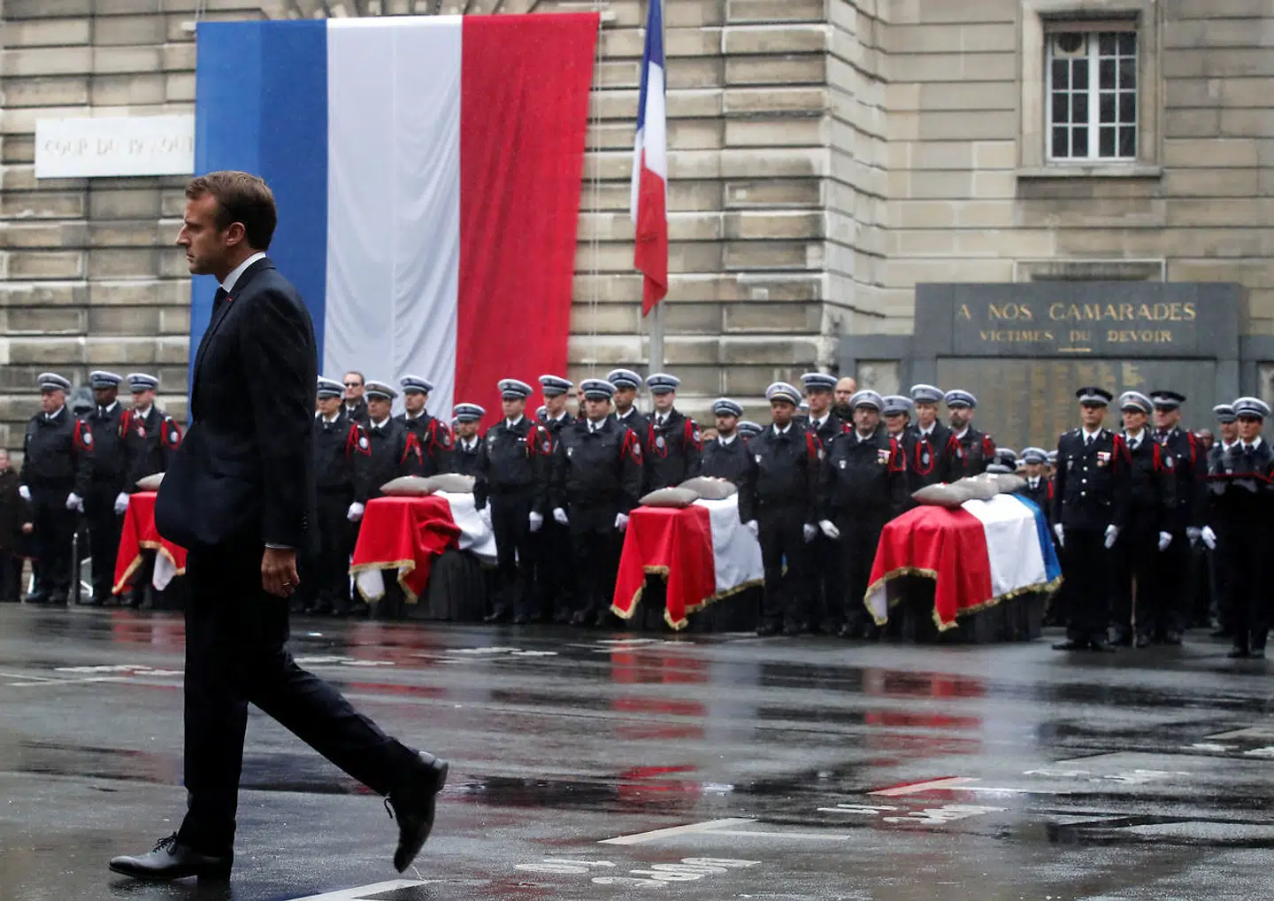 Præsident Emmanuel Macron opfordrede ved en mindehøjtidelighed tirsdag franskmændene til at være på konstant vagt mod terror. Hans egne sikkerhedsstyrker har imidlertid vist sig at være katastrofalt dårlige til at opdage radikalisering i egne rækker.