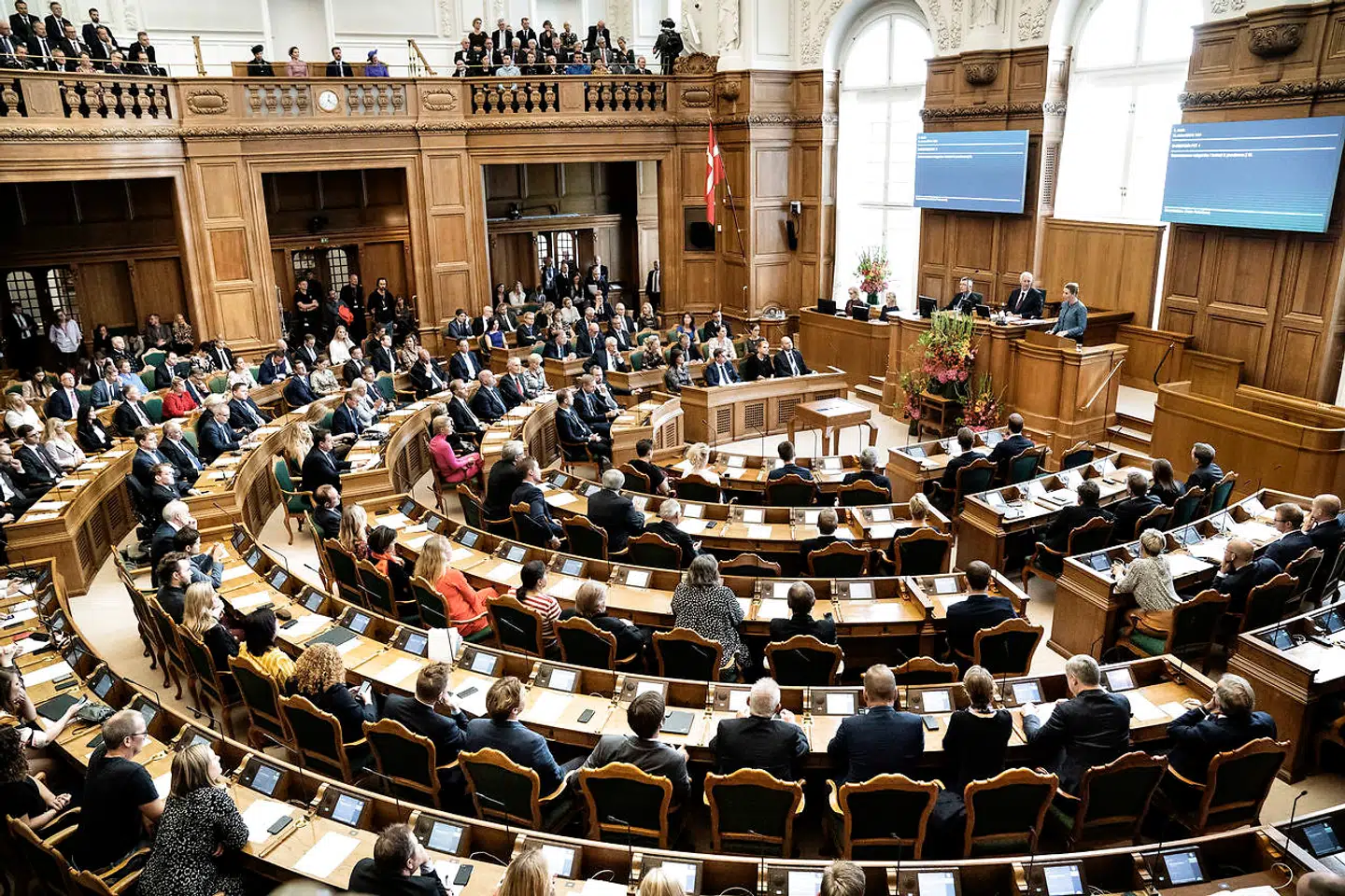 »Det er ikke nok at lange retningslinjer ud og tro, at folk overholder det. Vi ser et stigende problem med platforme, der faciliterer ulovligheder. Platformene skal tage et ansvar, og det kunne være at samarbejde om at få etableret en NemID-verificering på deres sites,« lyder det fra Karina Lorentzen, retsordfører i SF.