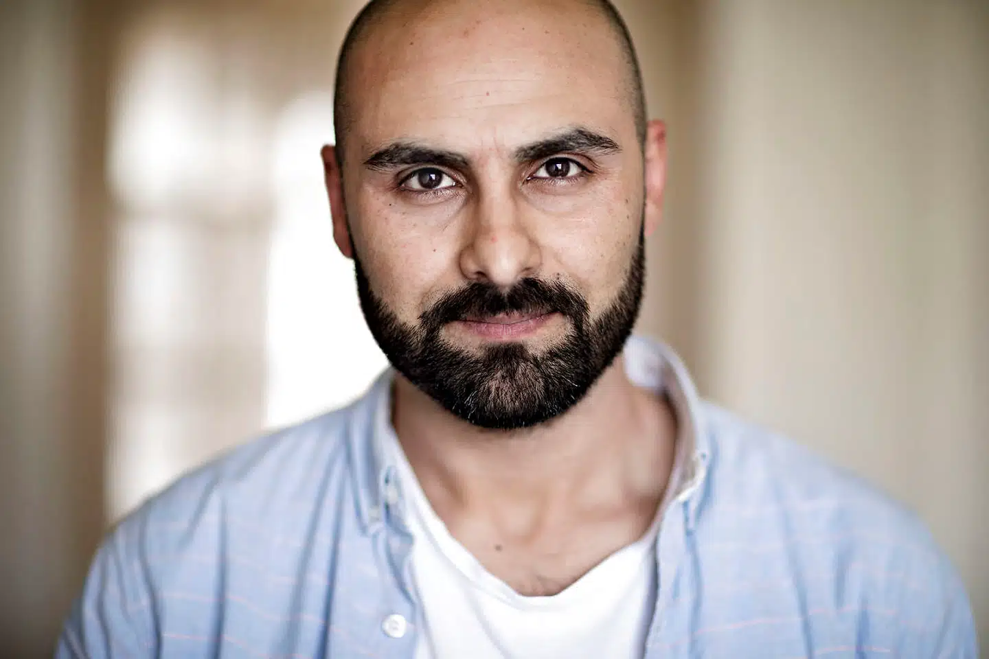 »Hvis det rent faktisk bevirkede, at man fik kæmpet racismen tilbage … så mener jeg, at det at kaste en sten gennem en rude falder langt under bagatelgrænsen,« sagde Poya Pakzad – og fulgte op med et »Hallo, vi går i krig i Irak!«, da han blev mødt af protester fra andre debattører i studiet.