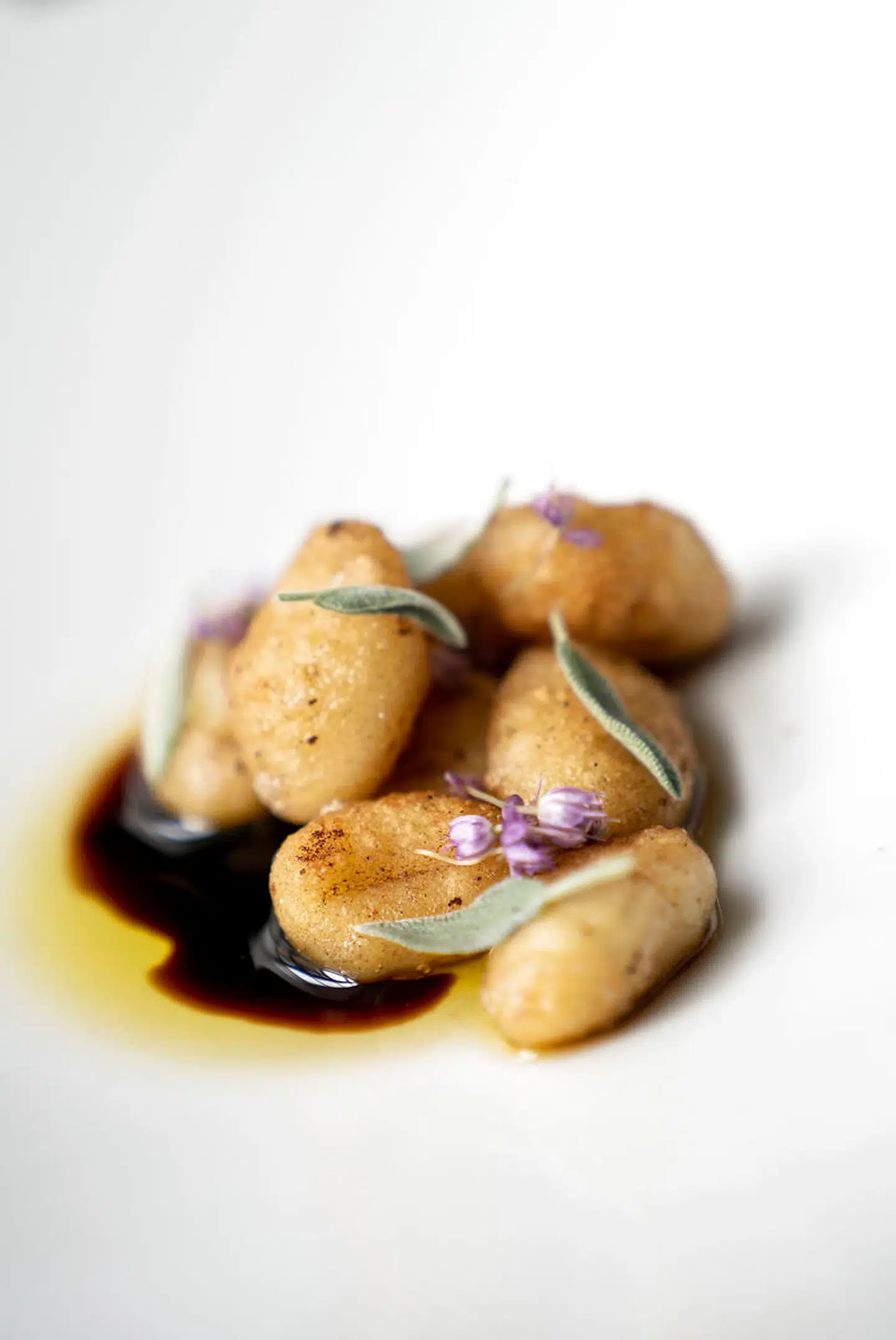 Der var friske salvieblade som pynt på den stegte gnocchi, der lå i en sauce af smeltet smør og balsamico. En fin, lille ret.