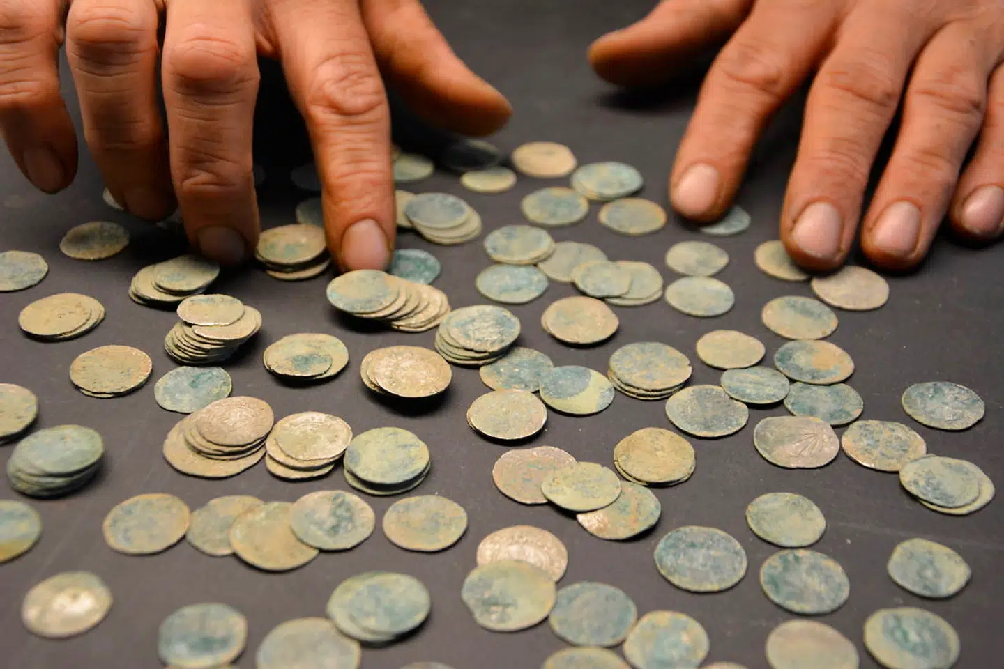 Skatten, der er fundet ved Uhrhøj, repræsenterer en samtidsværdi svarende til 10 køer.