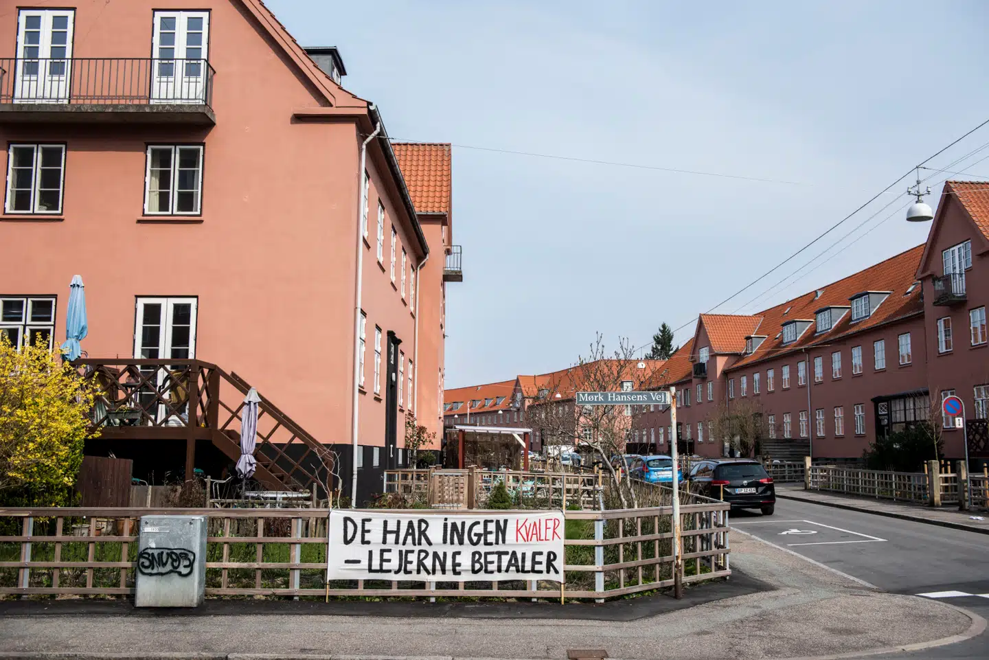 Det var især det planlagte salg af den maleriske Sønderjyske By på Frederiksberg til Blackstone, der udløste en politisk storm mod boligreguleringslovens paragraf 5, stk. 2. Nu har amerikanerne trukket sig fra handlen, og samtidig ser den politiske storm ud til at lette igen. Men der kan være meget tumult forude for såvel ejere som beboere i Den Sønderjyske By. Maria Albrechtsen Mortensen, Scanpix
