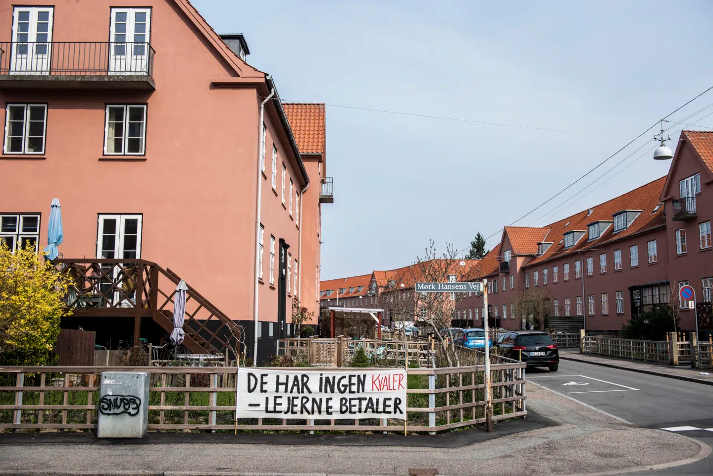 Det var især det planlagte salg af den maleriske Sønderjyske By på Frederiksberg til Blackstone, der udløste en politisk storm mod boligreguleringslovens paragraf 5, stk. 2. Nu har amerikanerne trukket sig fra handlen, og samtidig ser den politiske storm ud til at lette igen. Men der kan være meget tumult forude for såvel ejere som beboere i Den Sønderjyske By. Maria Albrechtsen Mortensen, Scanpix