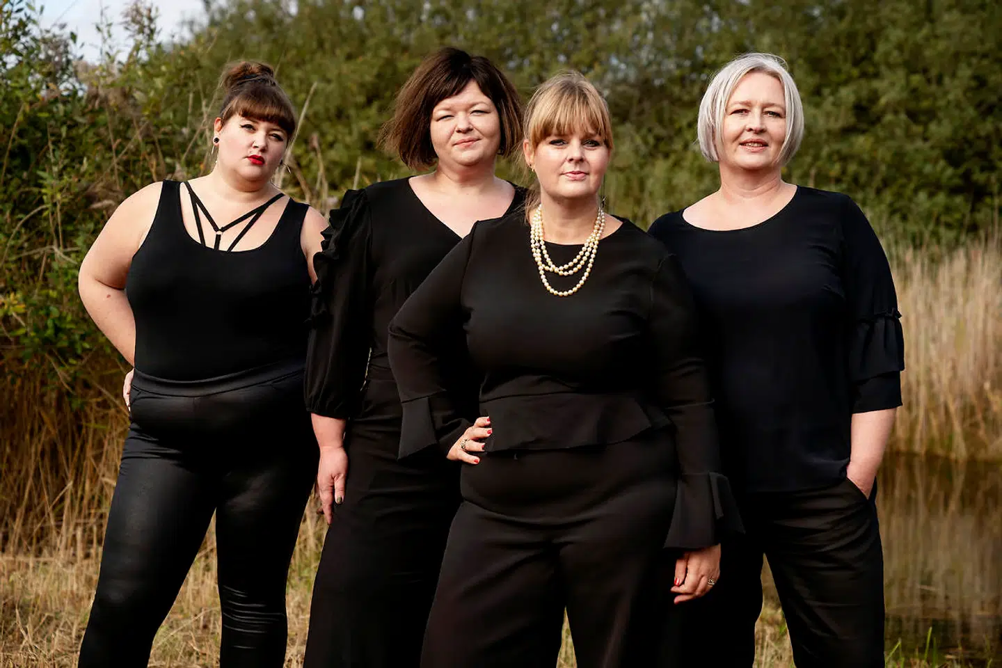 »Hvis du siger kurvet, blød eller fluffy, så prøver du at skåne mine følelser. Og bagved det ligger der en idé om, at det er forkert at se ud, som jeg gør. Derfor siger jeg selv, at jeg er tyk,« siger Helene Thyrsted, der står yderst til venstre. Ved siden af ses Ane Alsløv, Dorthe Kandi og Bente Schmidt.