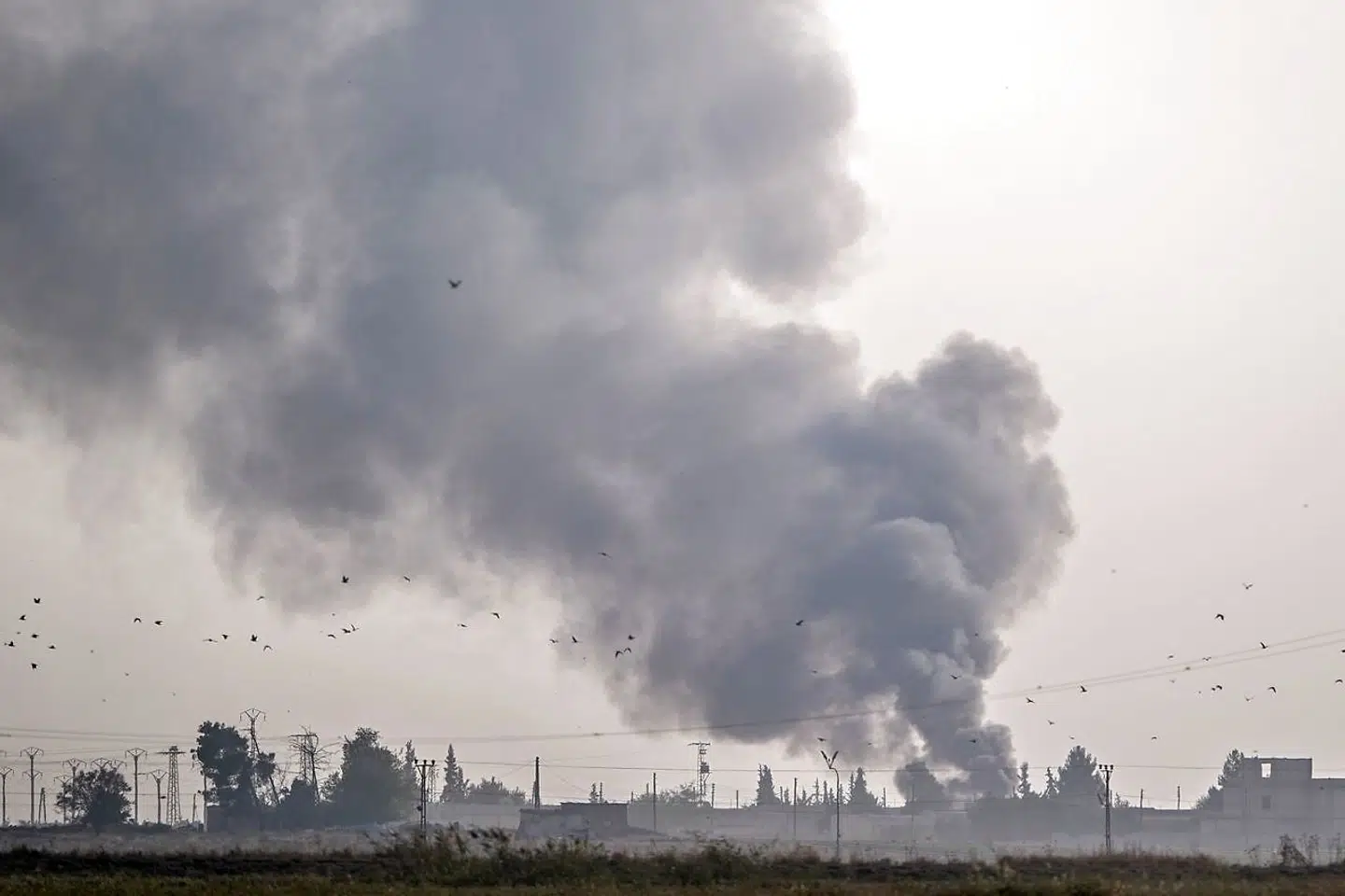 Røgen rejser sig fra den syriske by Tal Abyad, som i går var én af de første, der blev bombet af tyrkiske jagerfly i den militære offensiv mod kurdiske militser.