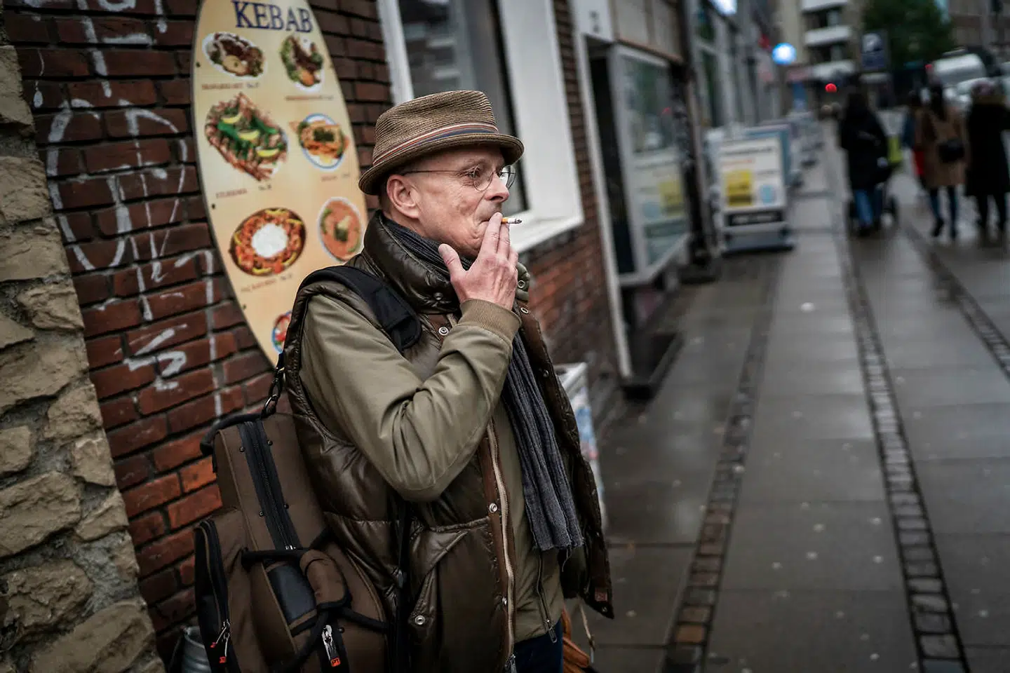 Jens Haack, 64, er jazzsaxofonist og på vej til øvelse.