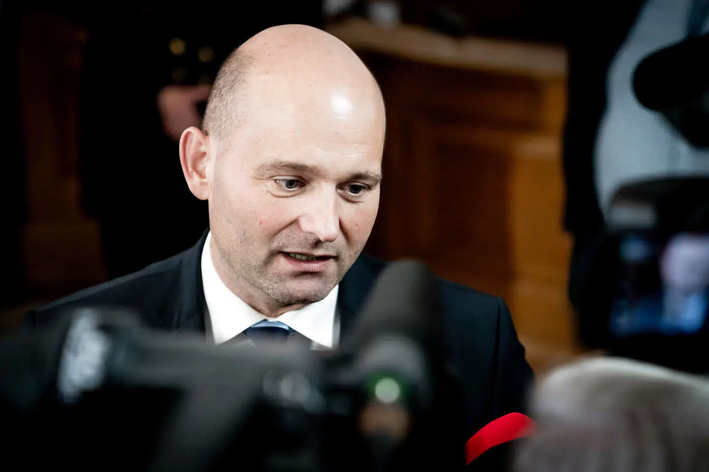 Tidligere justitsminister Søren Pape Poulsen (K) fastholder, at afviste asylansøgere flere gange om ugen skal tjekke ind og oplyse, hvor de opholder sig, hvis de ikke er på centret.