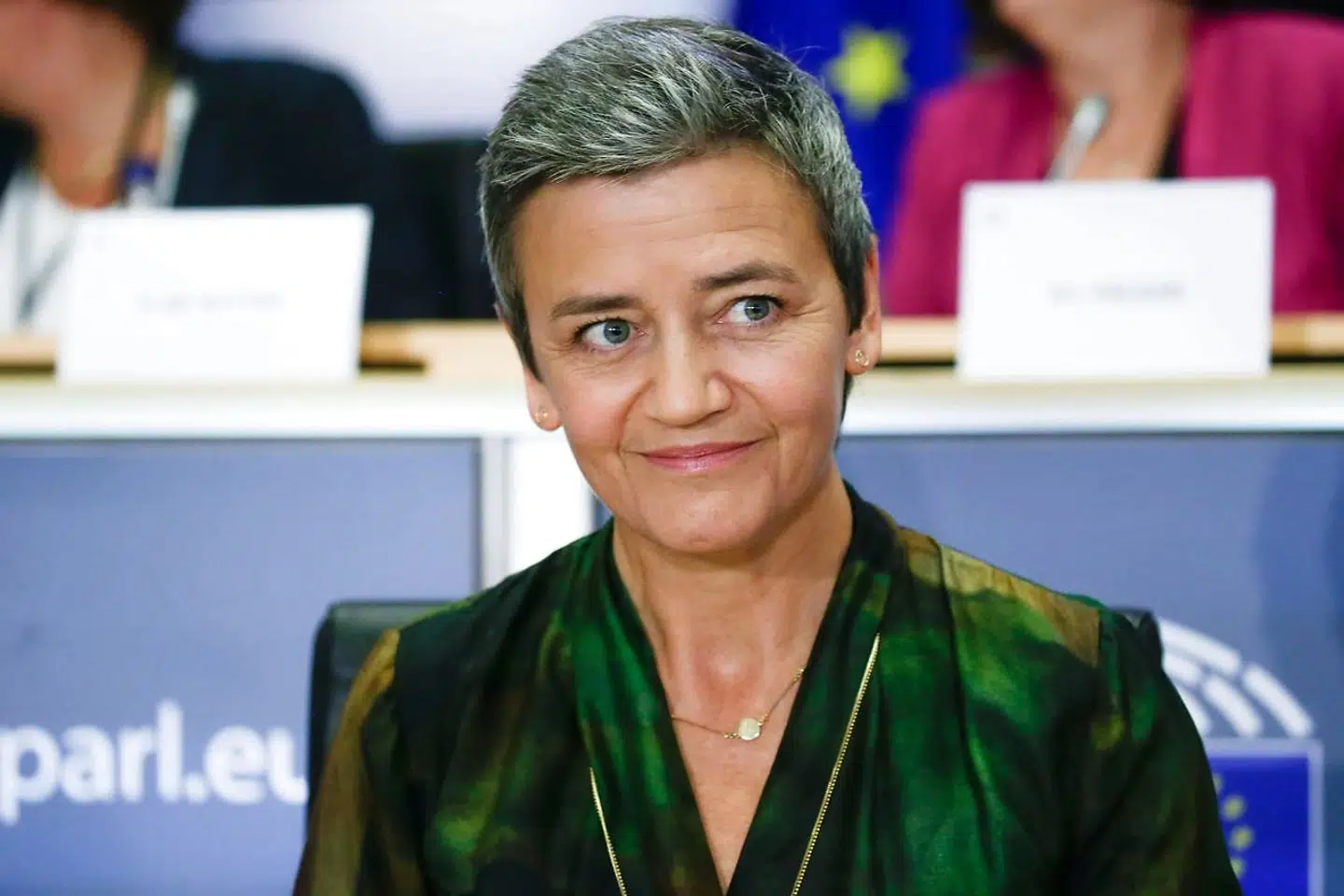 Margrethe Vestager var i går til høring i Europa-Parlamentet inden hun kan godkendes som viceformand – med ansvar for det digitale område – og konkurrencekommisær i den nye kommision. Her gentog den forhenværende minister, at hvis ikke det lykkedes at etablere et globalt fællesregelsæt indenfor beskatningen af mulitinationale selskaber, så er Europa klar til at gå forrest på egen hånd.