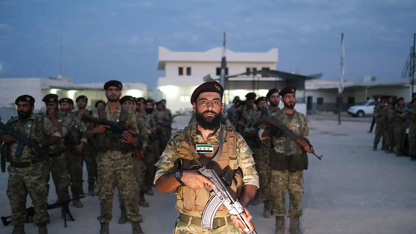Den tyrkisk støttede Syrian National Army har de seneste dage gjort klar til at assistere tyrkerne med Erdogans varslede militæroperation i det nordlige Syrien. Nu er operationen i gang.