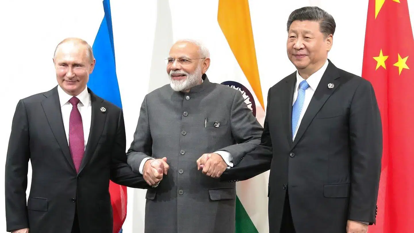 Autokratier som kommunist-Kina, Putins Rusland, Erdogans Tyrkiet, Saudi-Arabien og Iran vejrer morgenluft, og den islamiske fundamentalisme trives også stadig. Her ses Vladimir Putin, Indiens Narendra Modi og Kinas Xi Jinping under G20-topmødet i juni.