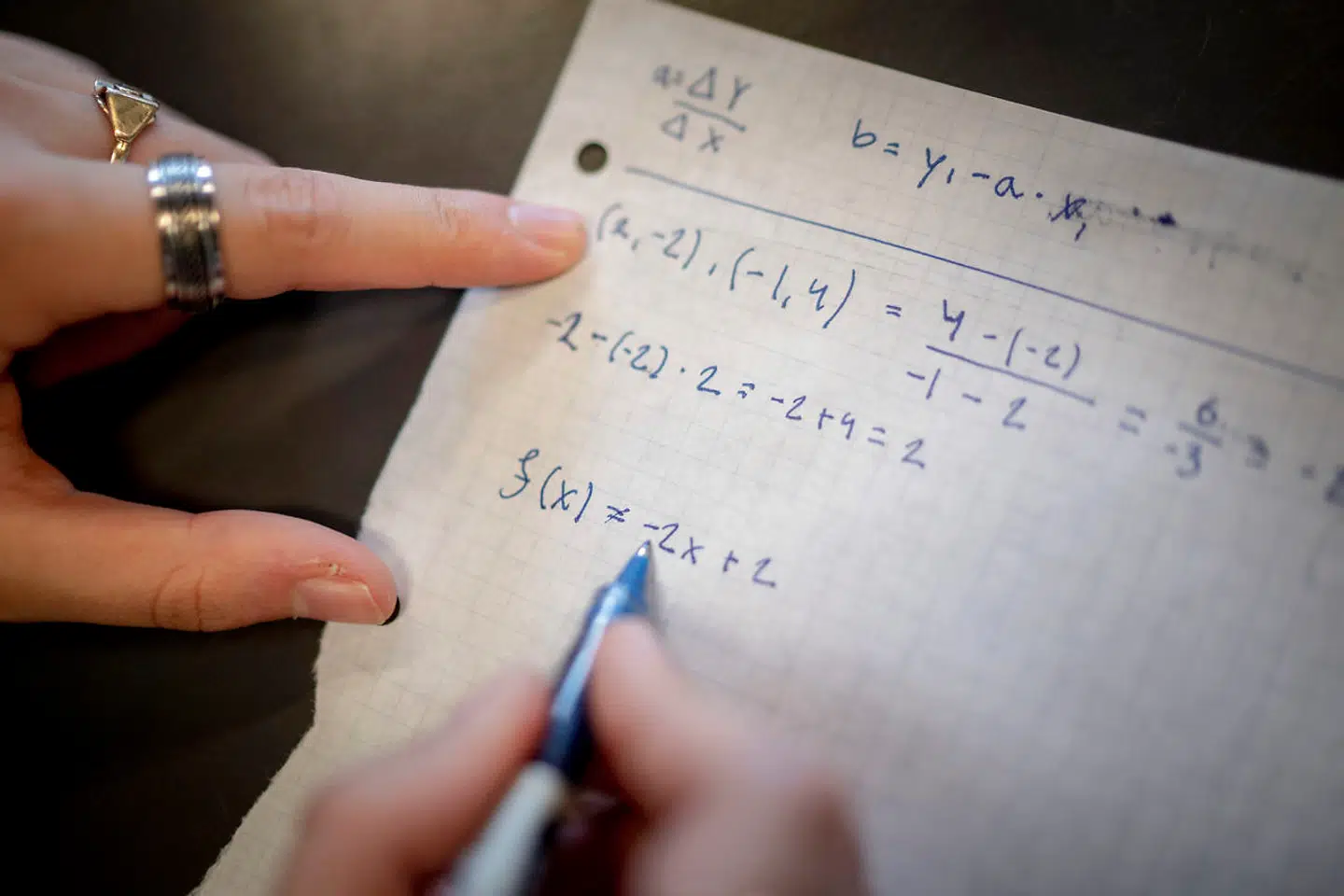 I undersøgelsen fortæller gymnasielærere, at det smitter af på hele klassen, når en stor del af eleverne har svært ved matematik. »Det bliver mere legitimt for andre i klassen at sige og signalere, at matematik er kedeligt og ikke til at finde ud af,« står der.