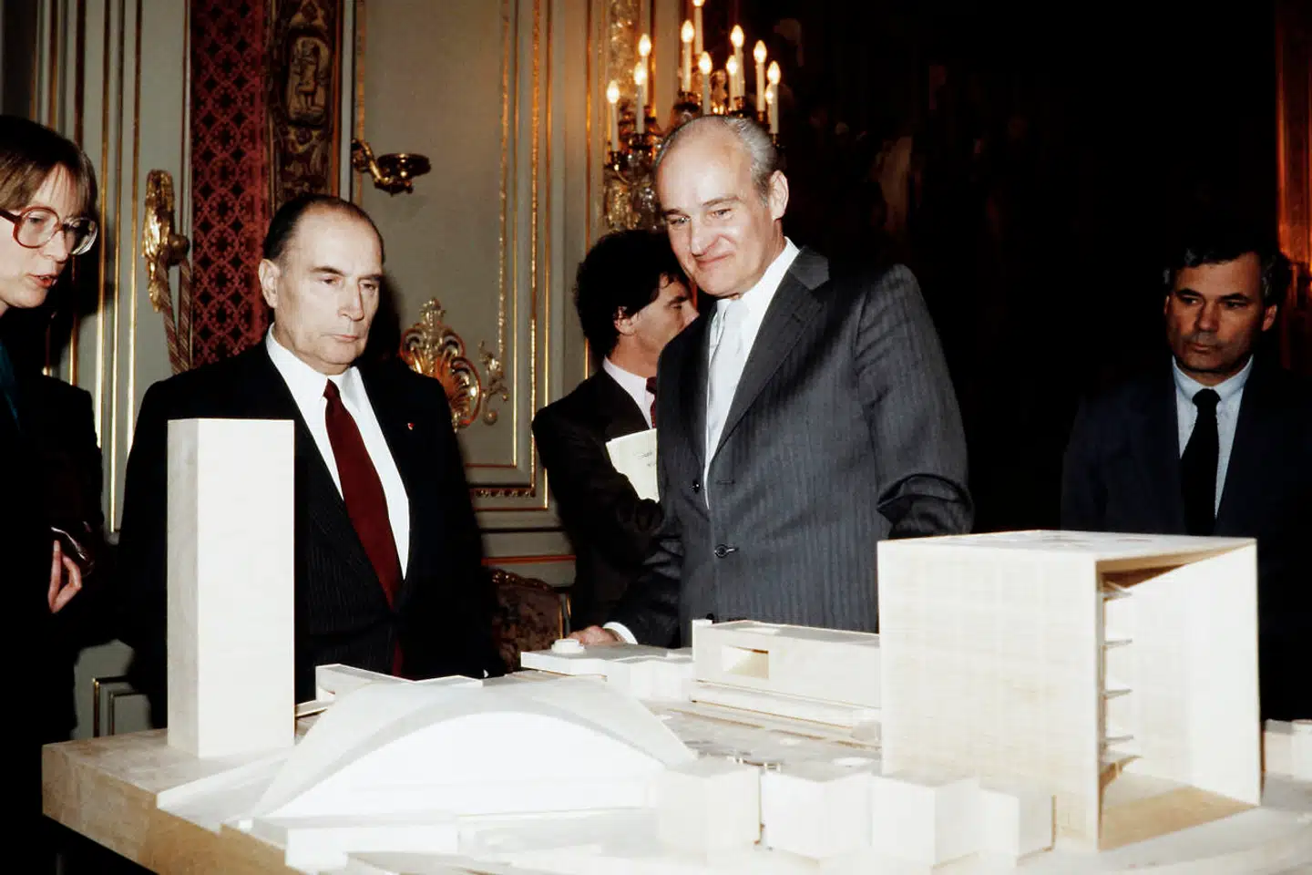 La Grande Arche de la Défense var et af den franske præsident Mitterands store projekter, det eneste, som var tegnet af en dansk arkitekt, Johan Otto von Spreckelsen, der her ses ved præsentationen af værket i februar 1985. Arkivfoto: Philippe Bouchon/AFP/Ritzau Scanpix