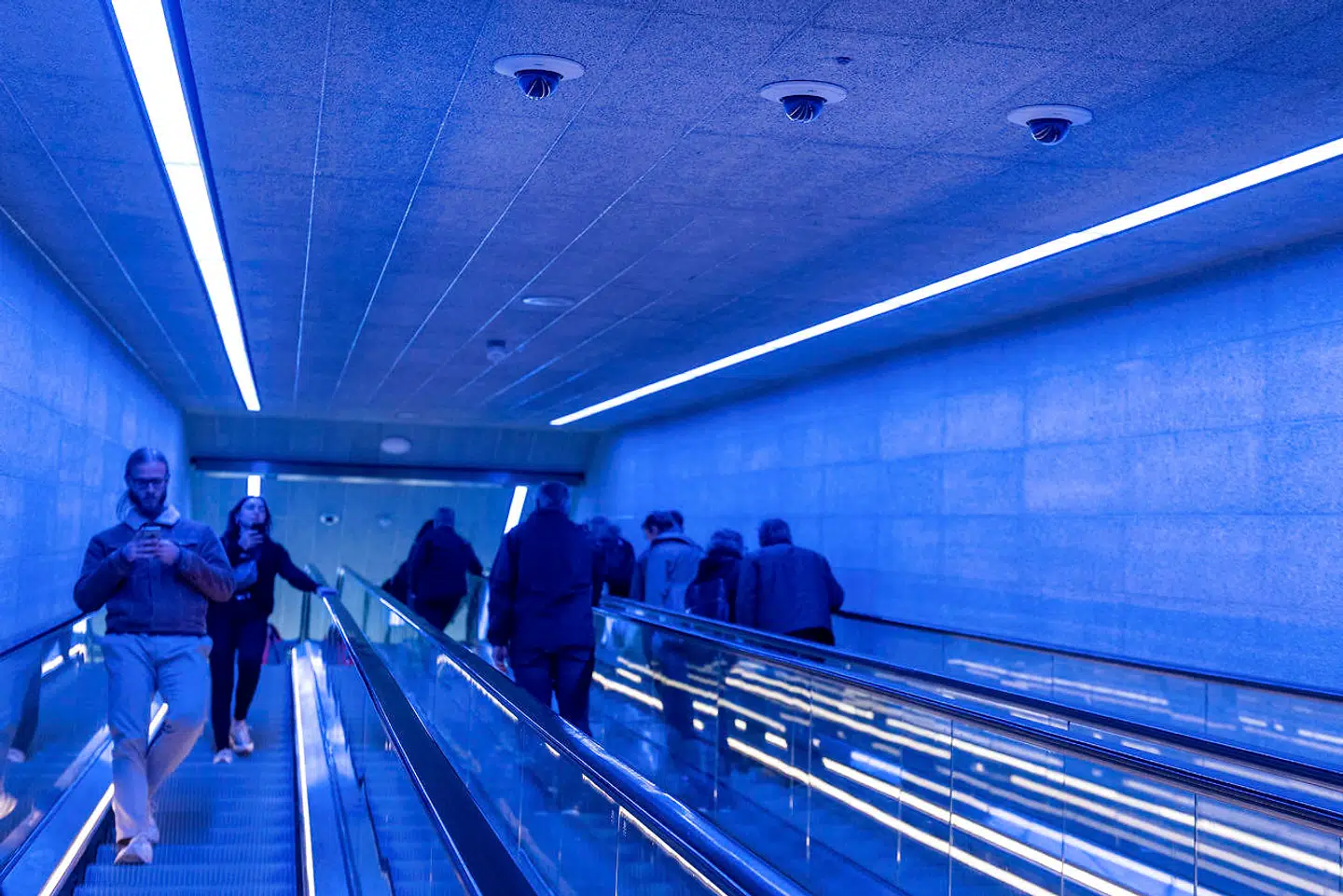 Overvågningskameraer over rulletrappen på Gammel Strand metrostation.