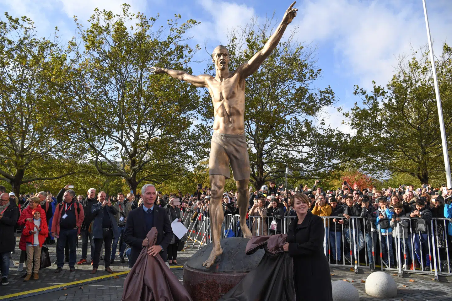 En tre meter høj statue af fodboldspilleren Zlatan Ibrahimovic lavet i bronze er blevet afsløret i Malmø. TT/Reuters