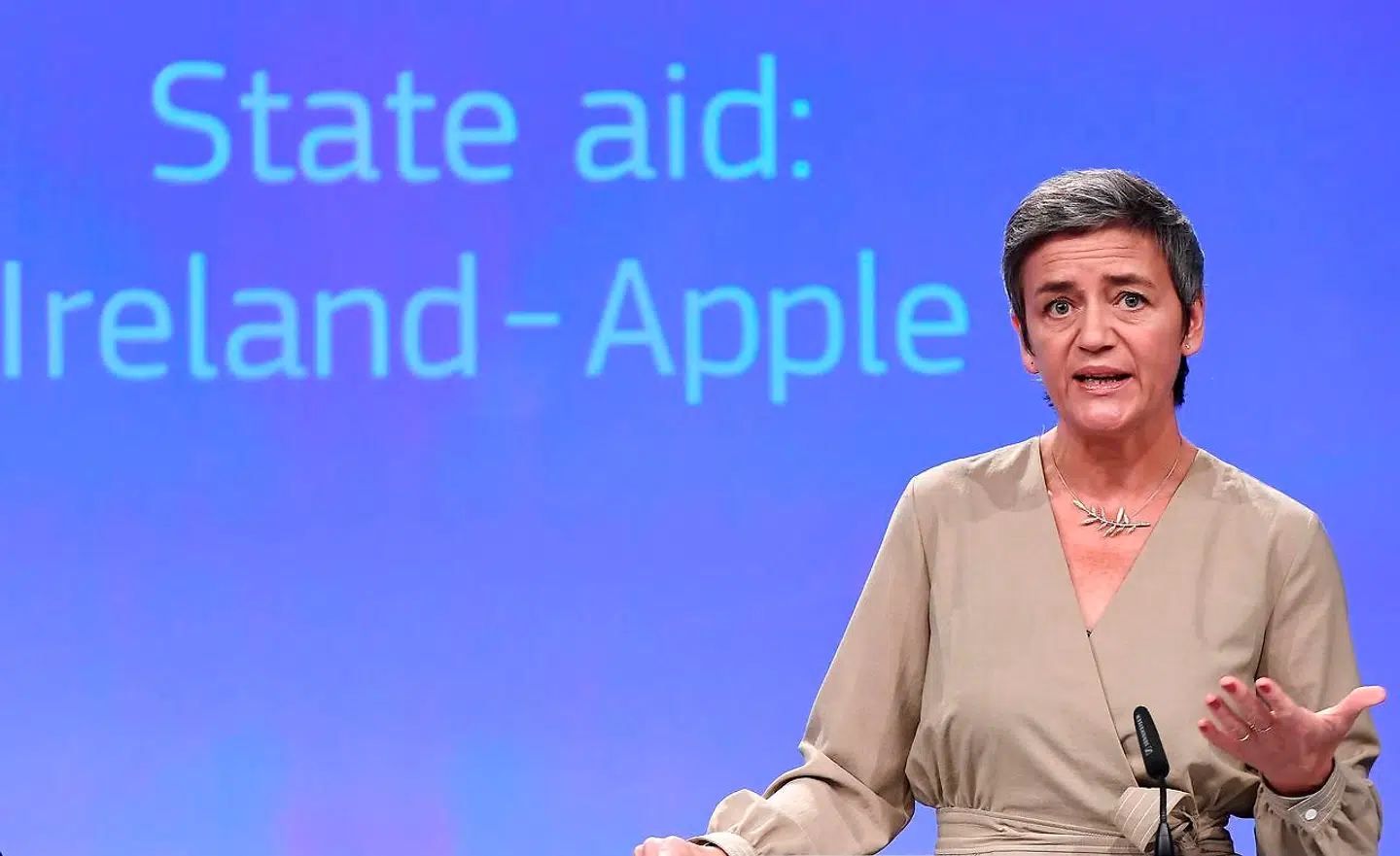 Margrethe Vestager sidder tirsdag skoleret for Europa-Parlamentet, der skal godkende hende som viceformand såvel konkurrencekommissær i den nye EU-Kommission.