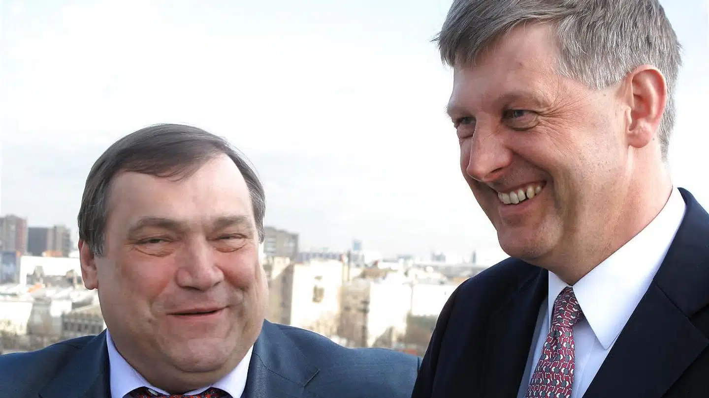 Sergay A. Emeliyanov, vicedirektør Gazprom, og Kurt Bligaard Pedersen, daværende koncernchef i DONG (nu Ørsted), indgik en aftale om russiske gasleverancer til Danmark fra 2011. I dag sidder han for bordenden i den britiske afdeling af energikæmpen.